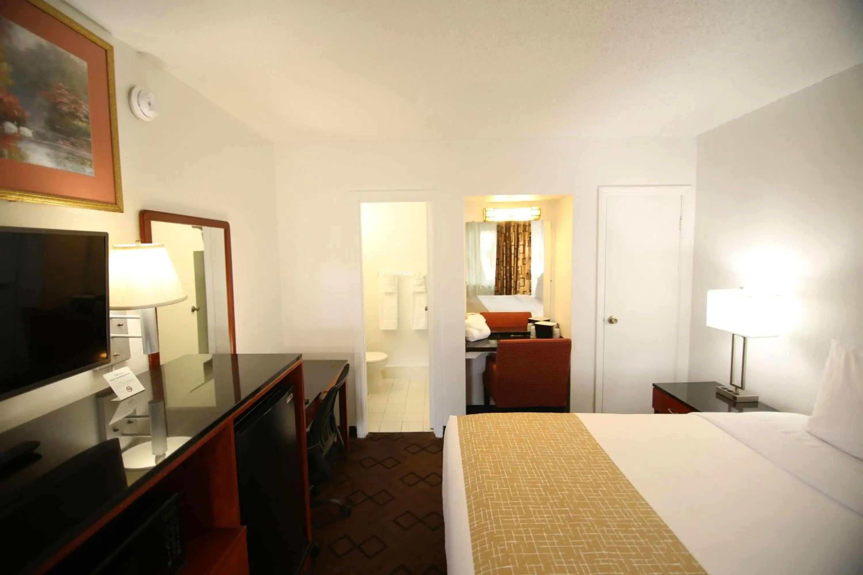 Queen Room with Roll-In Shower - Mobility Accessible/Non-Smoking in Travelodge by Wyndham Burbank-Glendale Queen Room with Roll-In Shower - Mobility Accessible/Non-Smoking in Travelodge by Wyndham Burbank-Glendale