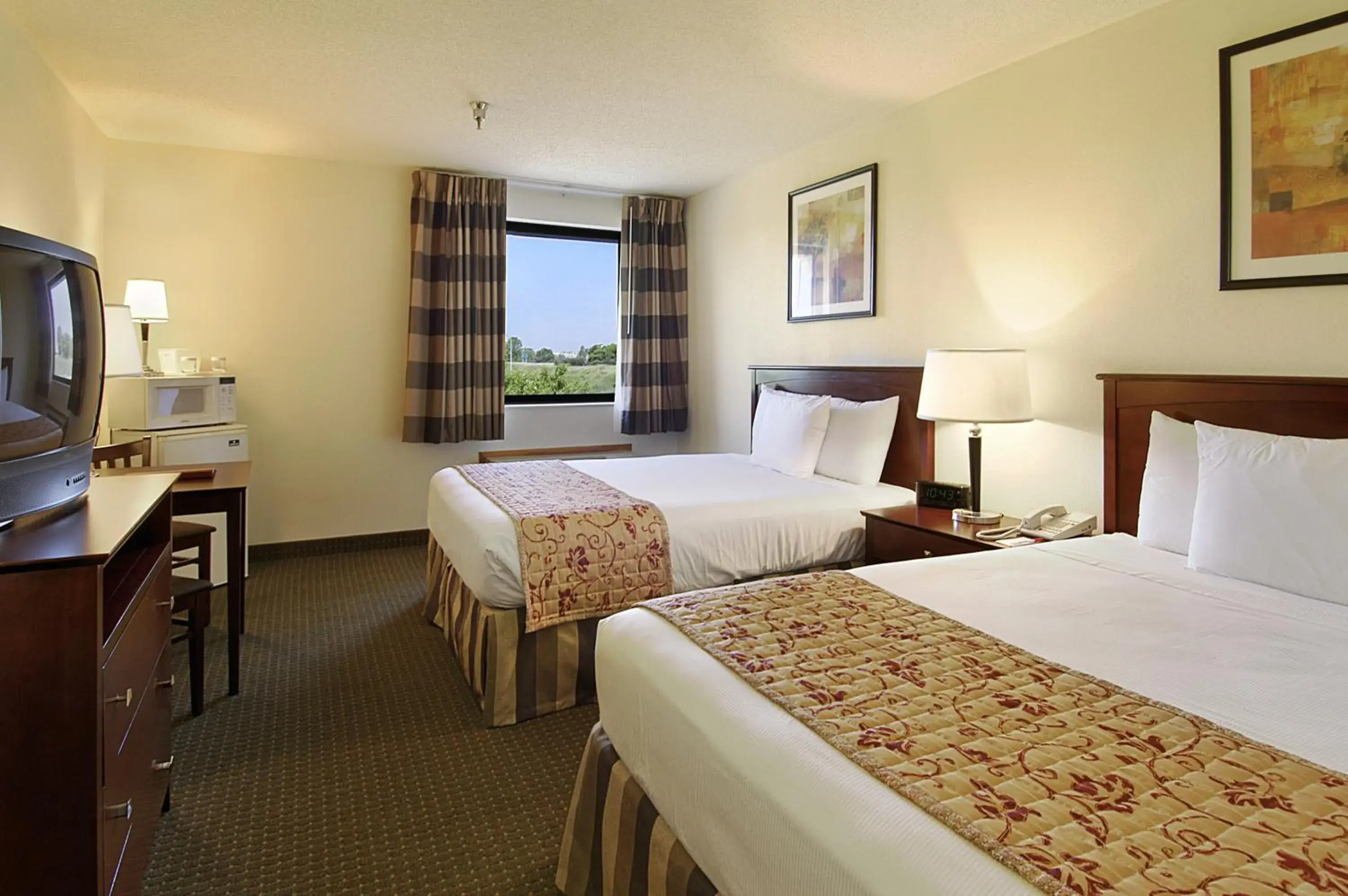 Queen Suite - Non-Smoking in Ramada by Wyndham Bettendorf Queen Suite - Non-Smoking in Ramada by Wyndham Bettendorf