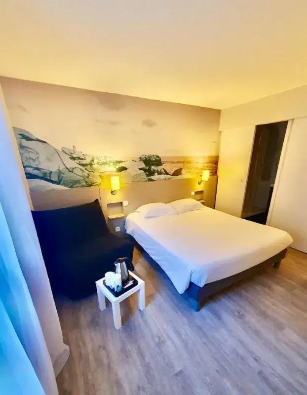 Double Room in Logis, Hôtel Au Chêne Vert, Saint-Brieuc Nord Double Room in Logis, Hôtel Au Chêne Vert, Saint-Brieuc Nord