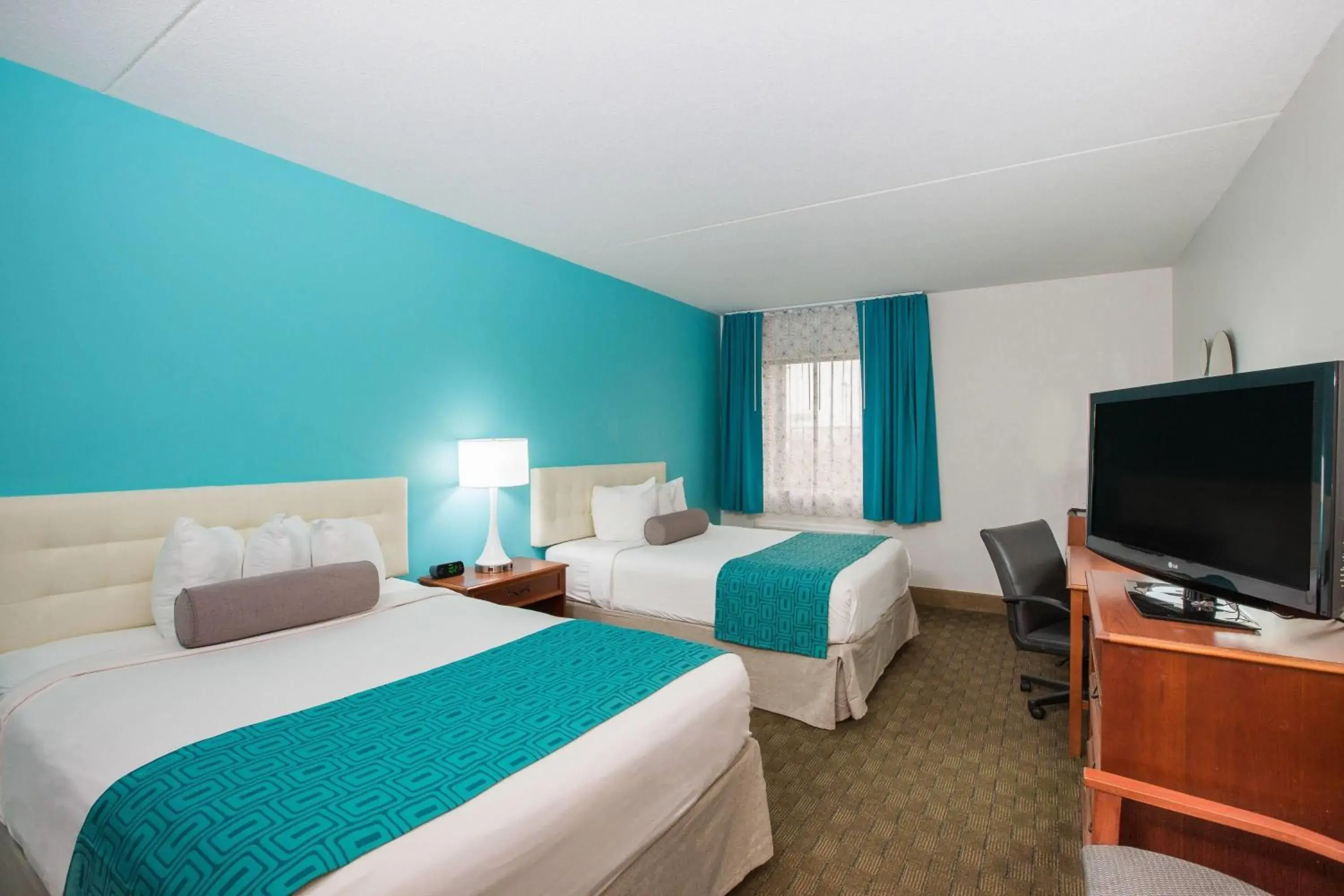 Deluxe Queen Room - Disability Access - Non-Smoking in Howard Johnson by Wyndham Evansville East Deluxe Queen Room - Disability Access - Non-Smoking in Howard Johnson by Wyndham Evansville East