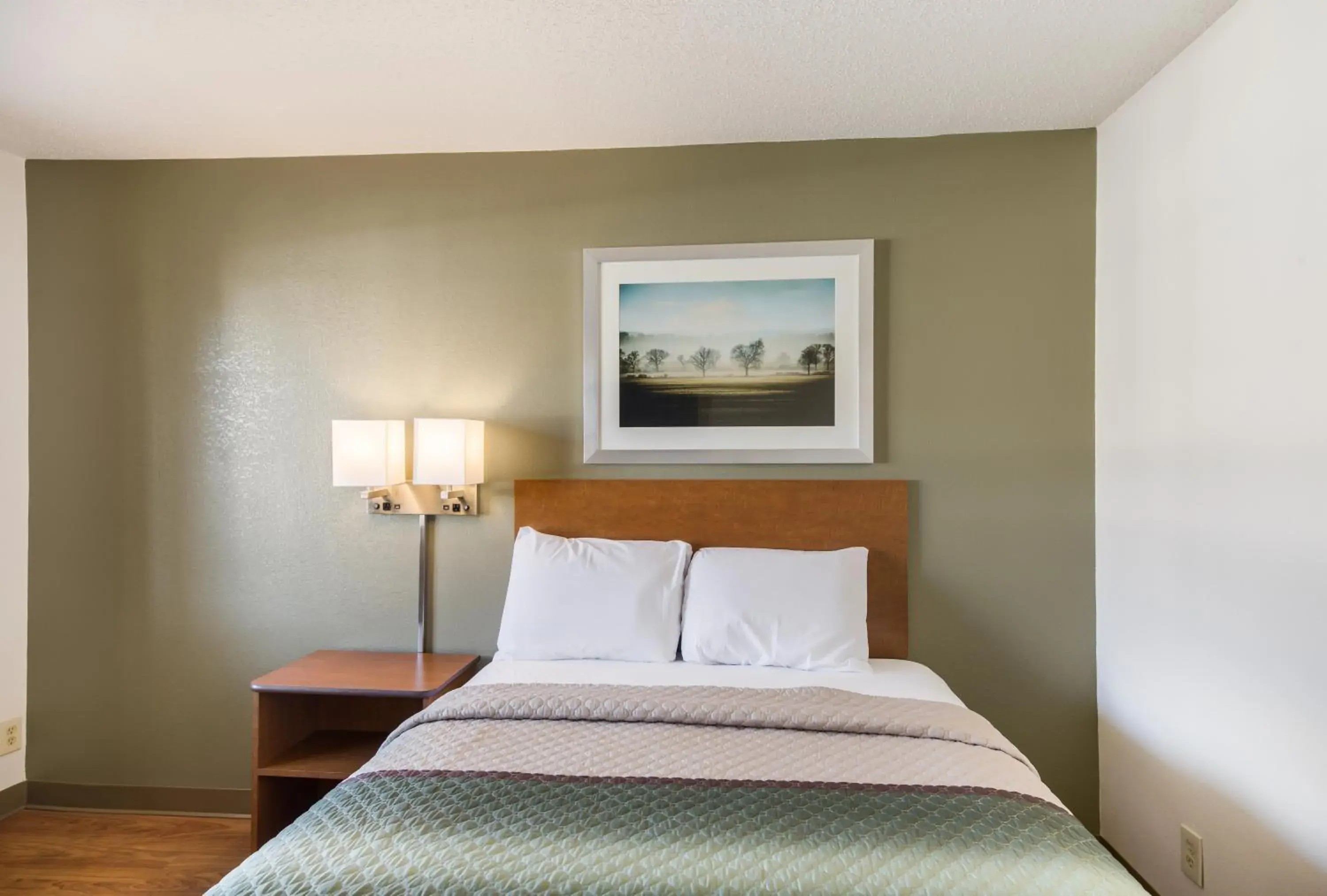 Studio Queen Room Non-Smoking in HomeTowne Studios by Red Roof Spartanburg - Asheville Highway Studio Queen Room Non-Smoking in HomeTowne Studios by Red Roof Spartanburg - Asheville Highway