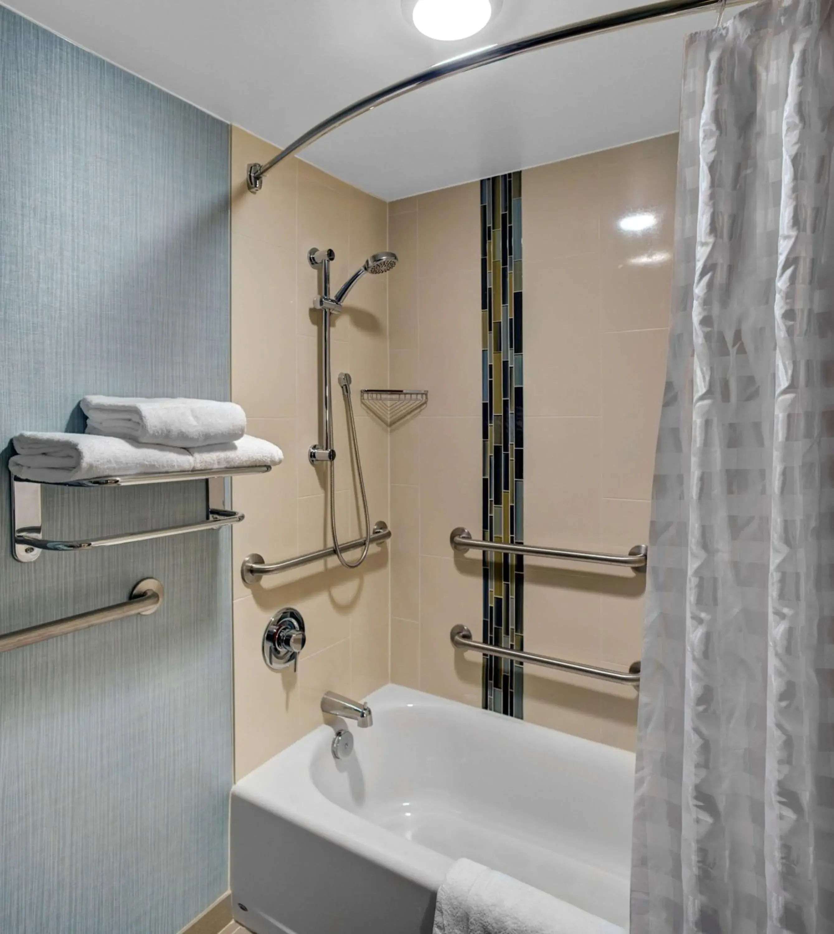 King Room with Sofa Bed and Accessible Tub - Disability Access in Hyatt Place Pittsburgh Airport - Robinson Mall King Room with Sofa Bed and Accessible Tub - Disability Access in Hyatt Place Pittsburgh Airport - Robinson Mall