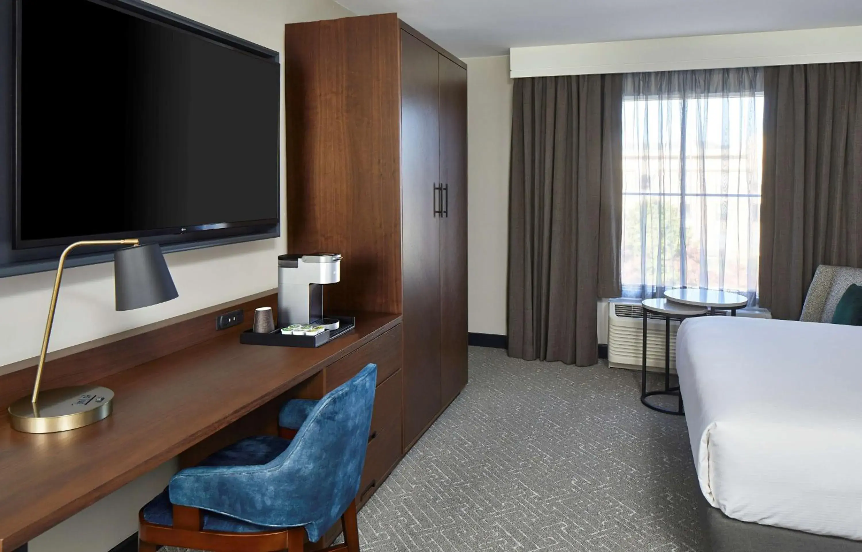 Queen Room with Two Queen Beds and Mobility Accessible Tub in Cumberland House Knoxville, Tapestry Collection by Hilton Queen Room with Two Queen Beds and Mobility Accessible Tub in Cumberland House Knoxville, Tapestry Collection by Hilton