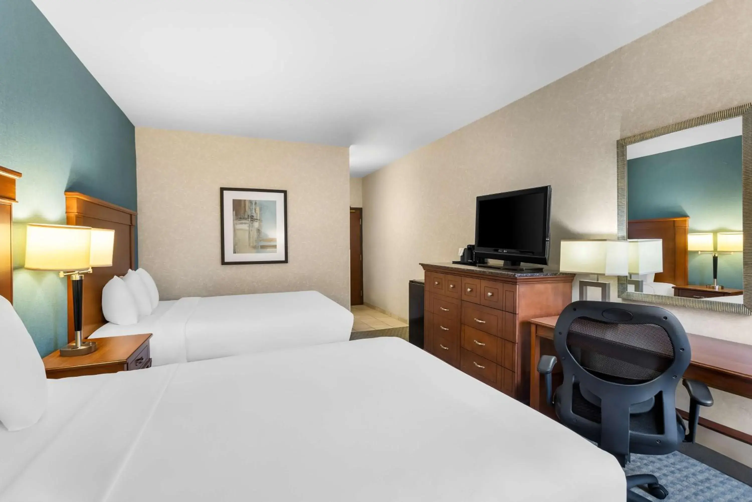 Accessible - Two-Queen Room (bathtub) in Sonesta Essential Houston Hobby Airport Accessible - Two-Queen Room (bathtub) in Sonesta Essential Houston Hobby Airport