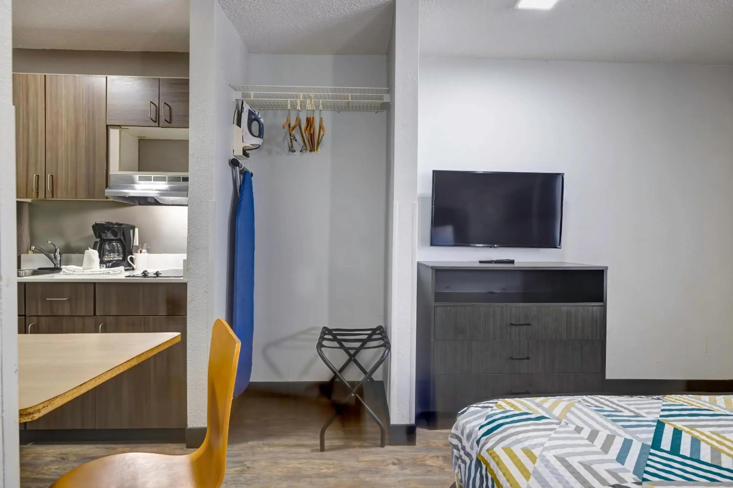 Queen Room - Disability Access - Non-Smoking in Studio 6-Arlington, TX - South - Dallas Queen Room - Disability Access - Non-Smoking in Studio 6-Arlington, TX - South - Dallas