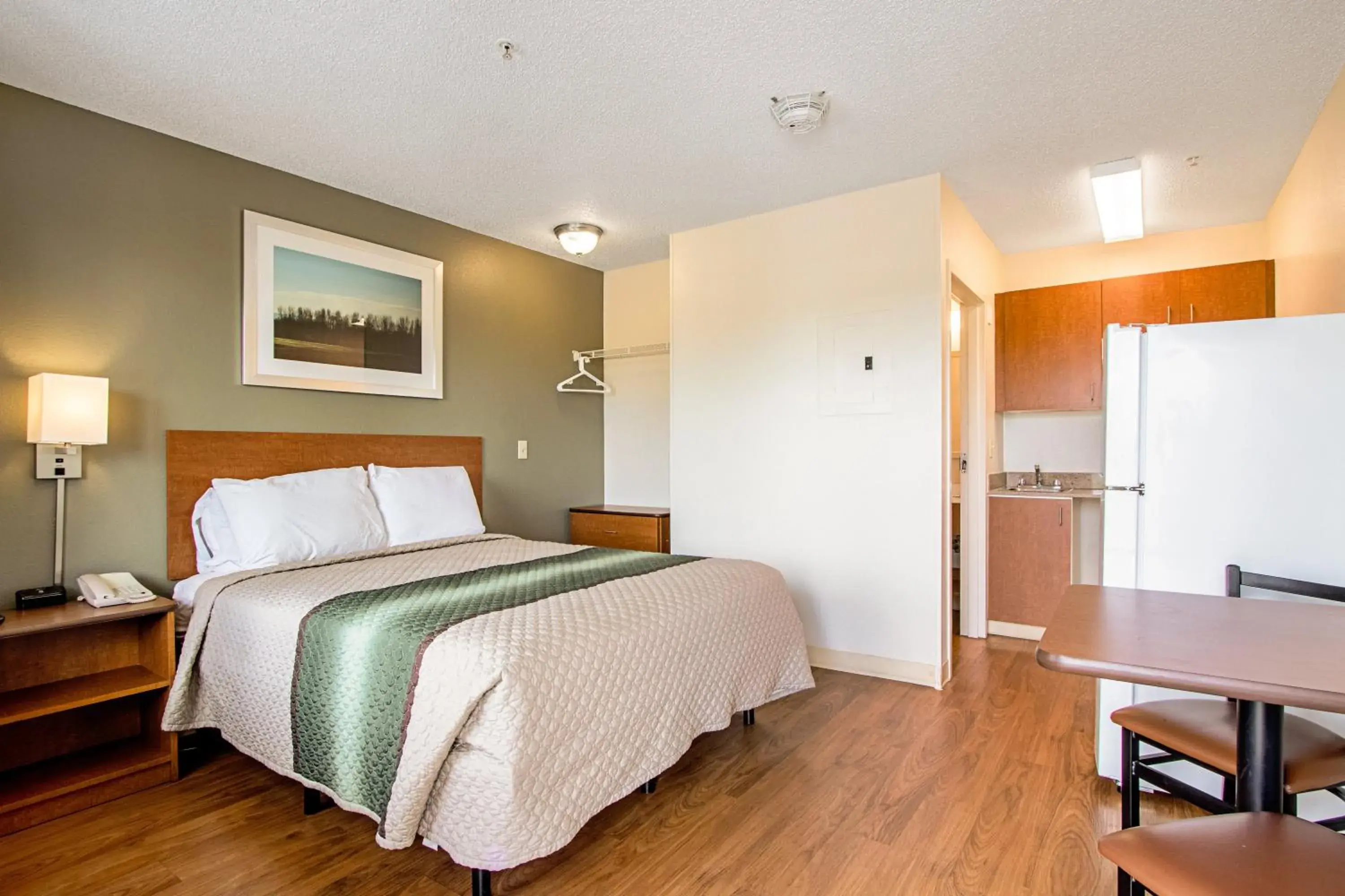 Studio Queen Room Non-Smoking in HomeTowne Studios by Red Roof Denver - Lakewood West Studio Queen Room Non-Smoking in HomeTowne Studios by Red Roof Denver - Lakewood West