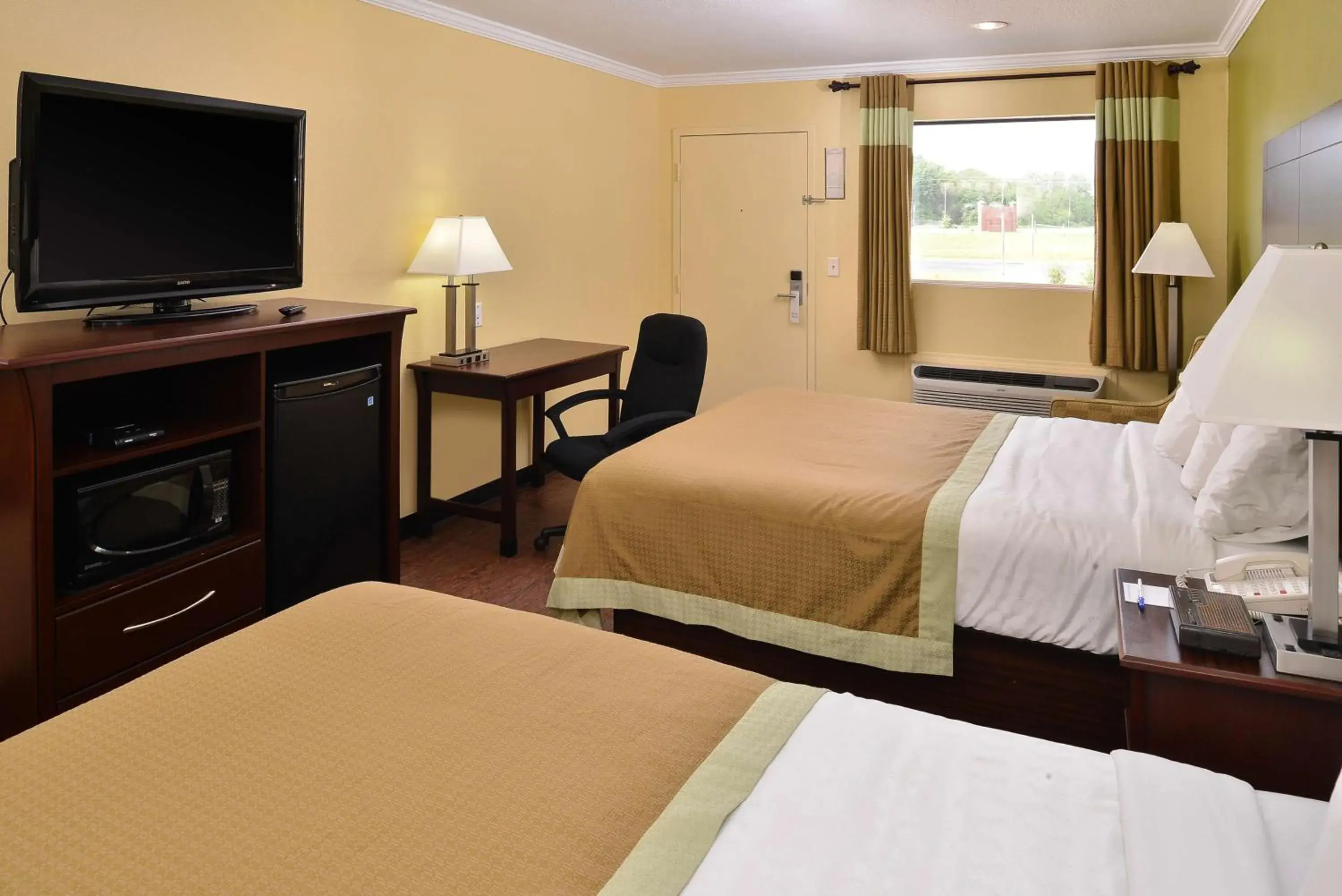 Queen Room in Americas Best Value Inn Winona Queen Room in Americas Best Value Inn Winona