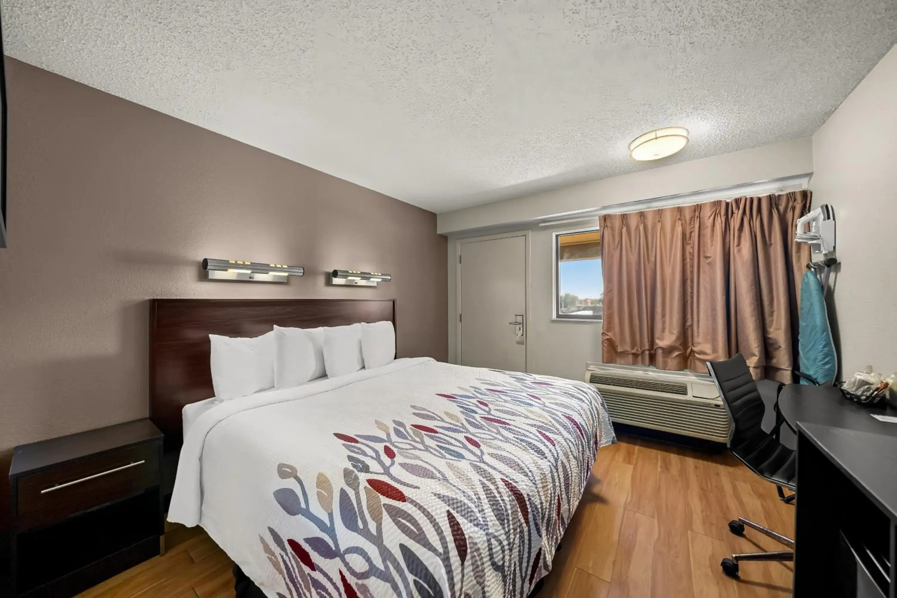 Deluxe King Room Smoking in Red Roof Inn Dallas - DFW Airport North Deluxe King Room Smoking in Red Roof Inn Dallas - DFW Airport North