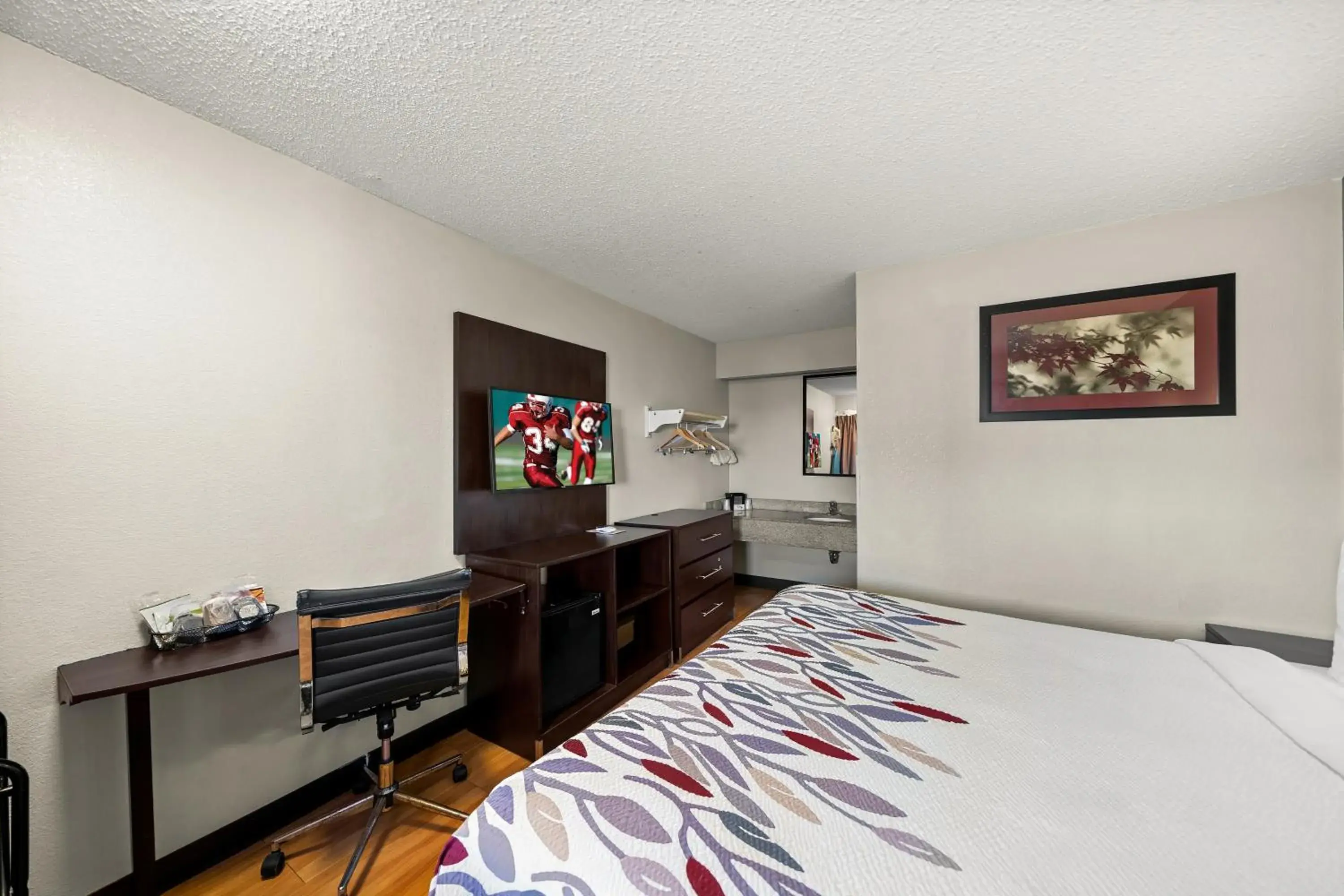 Deluxe King Room Disability Access Non-Smoking in Red Roof Inn Dallas - DFW Airport North Deluxe King Room Disability Access Non-Smoking in Red Roof Inn Dallas - DFW Airport North