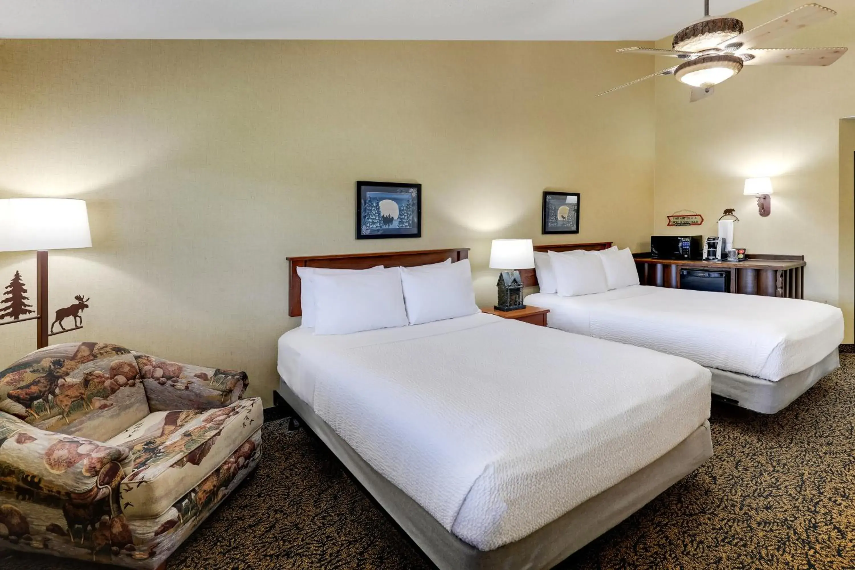 Deluxe Queen Room with Two Queen Beds in Stoney Creek Hotel La Crosse - Onalaska Deluxe Queen Room with Two Queen Beds in Stoney Creek Hotel La Crosse - Onalaska