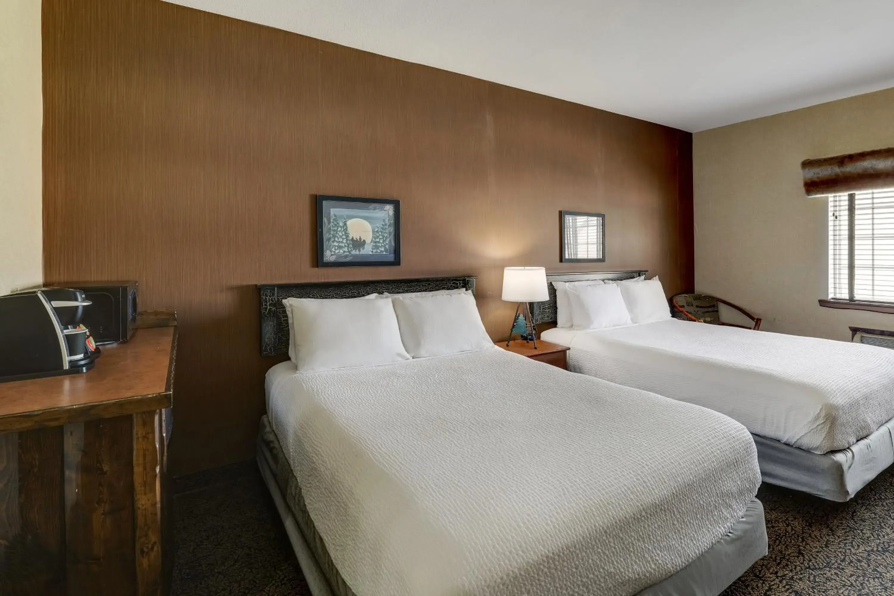 Deluxe Double Room with Two Double Beds in Stoney Creek Hotel Columbia Deluxe Double Room with Two Double Beds in Stoney Creek Hotel Columbia