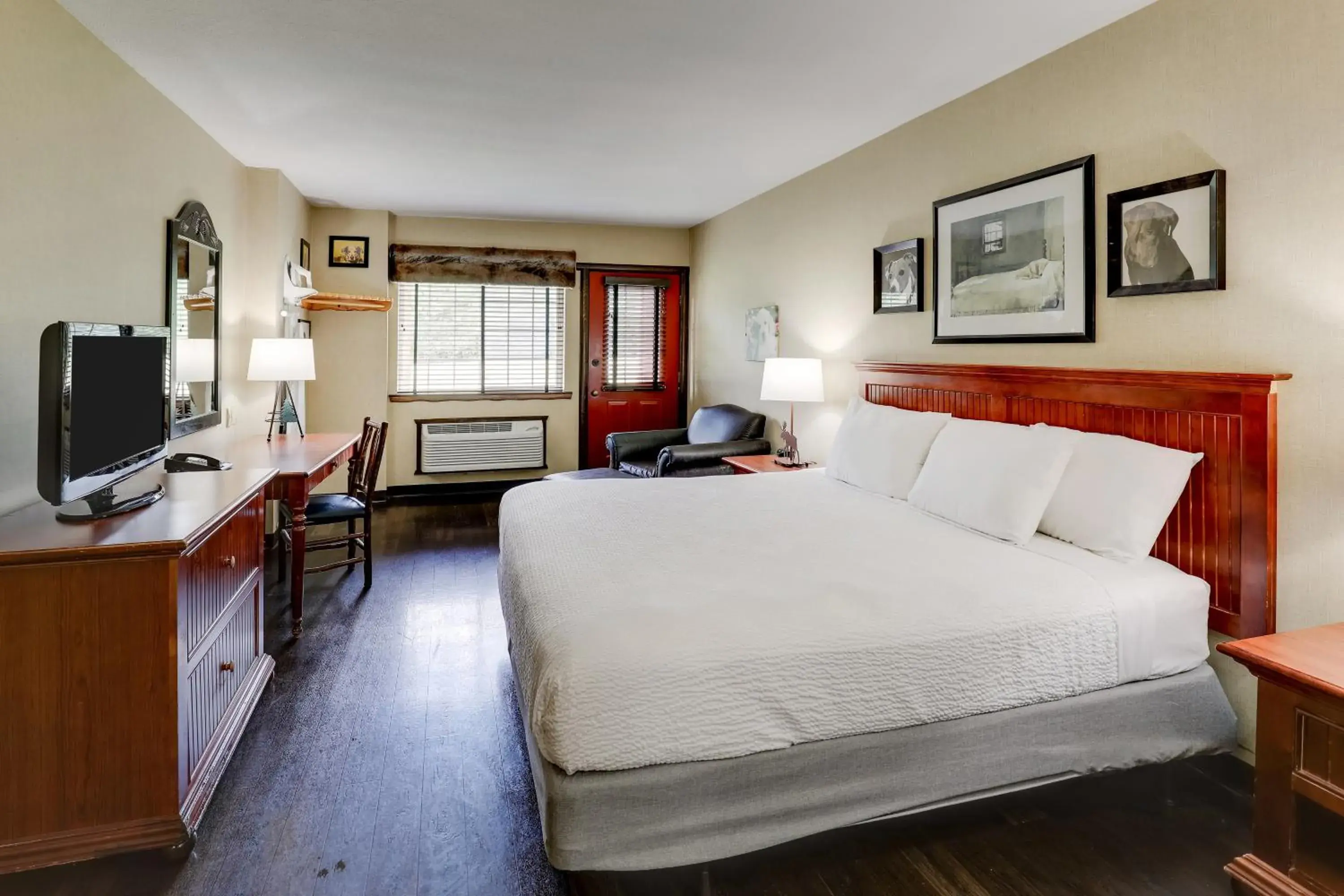 King Room with Balcony in Stoney Creek Hotel Columbia King Room with Balcony in Stoney Creek Hotel Columbia