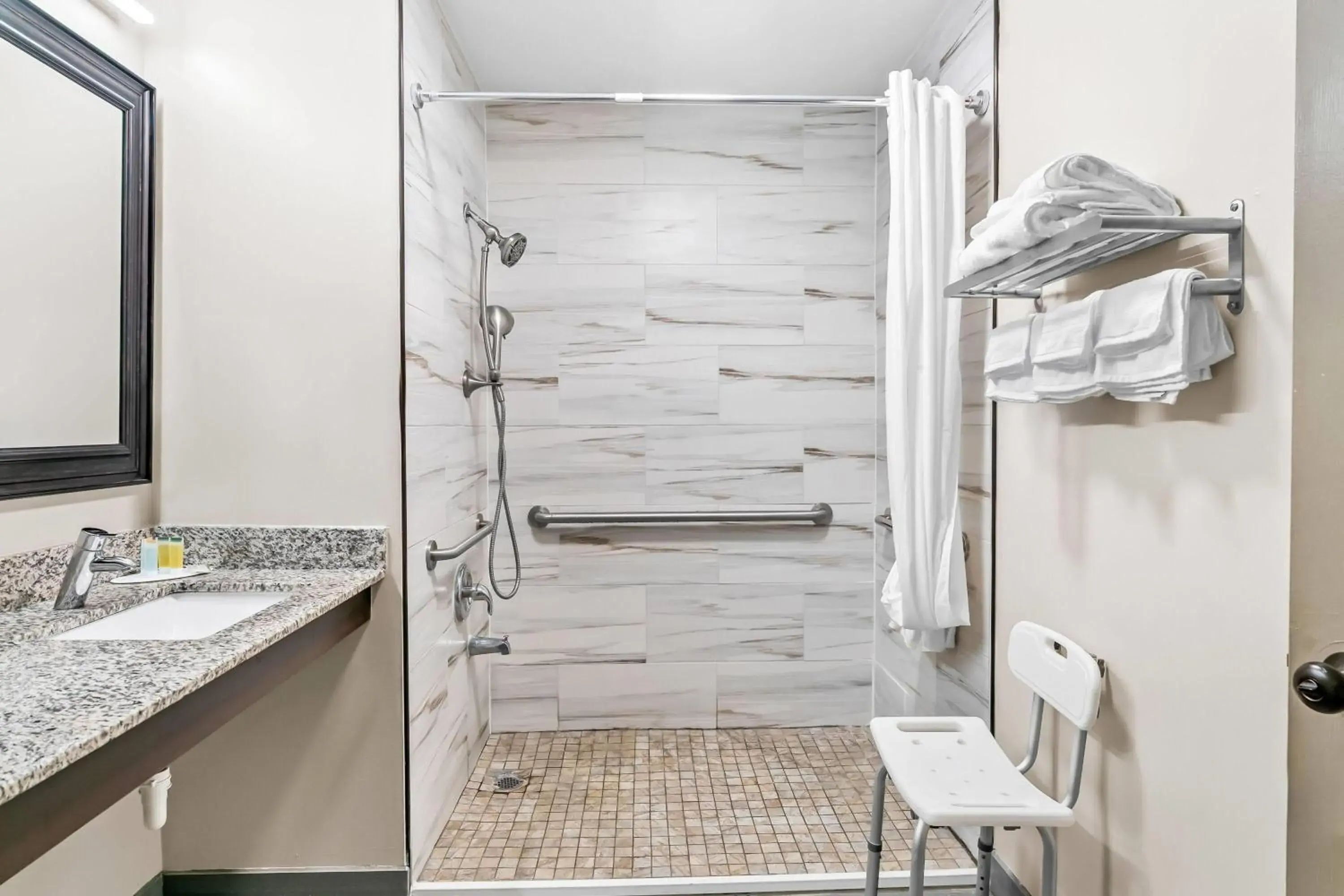 King Room - Disability Access/Non-Smoking in Days Inn by Wyndham Spartanburg King Room - Disability Access/Non-Smoking in Days Inn by Wyndham Spartanburg