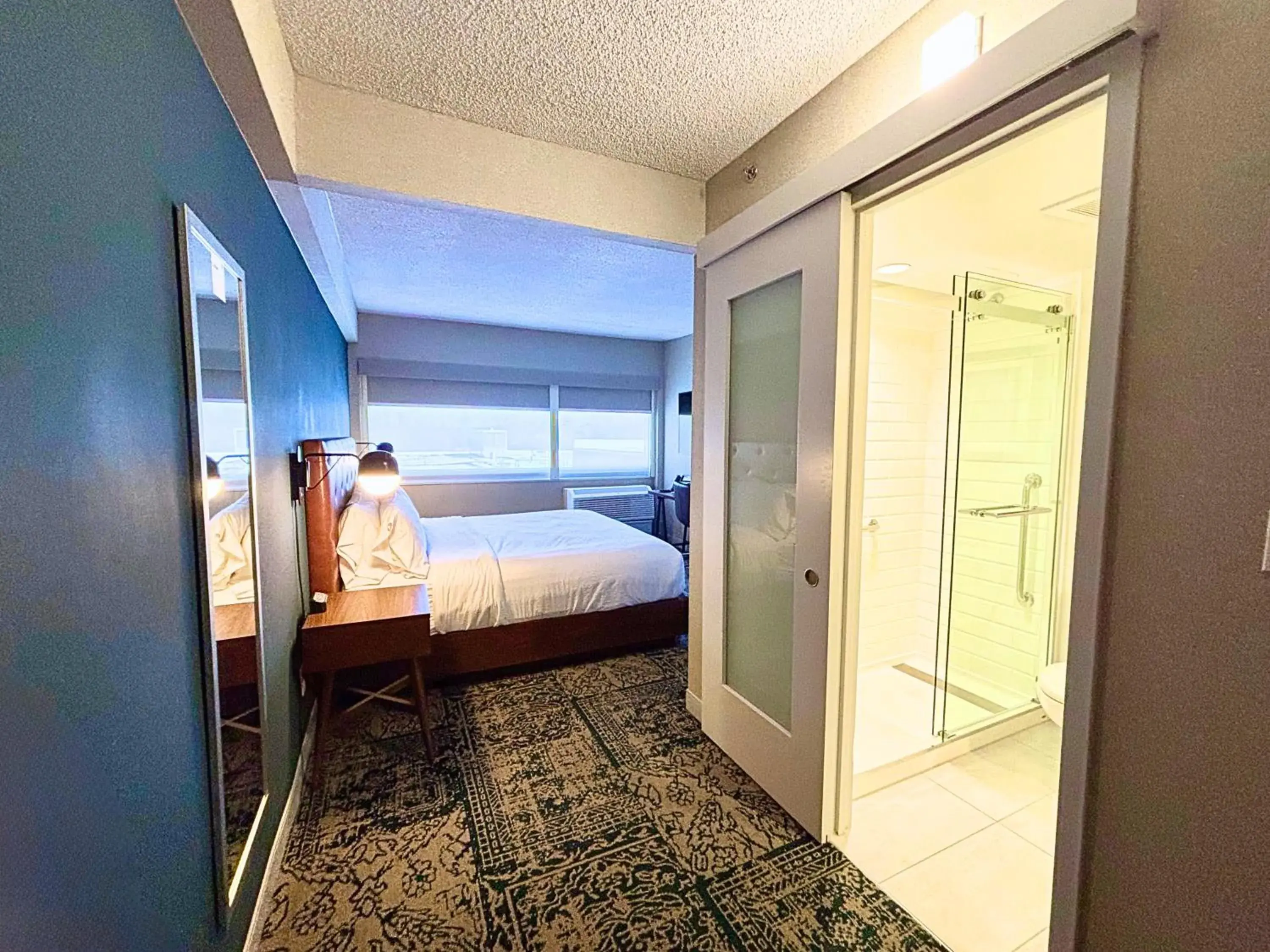 Guest room, 1 Queen in Four Points by Sheraton Norwood Conference Center Guest room, 1 Queen in Four Points by Sheraton Norwood Conference Center