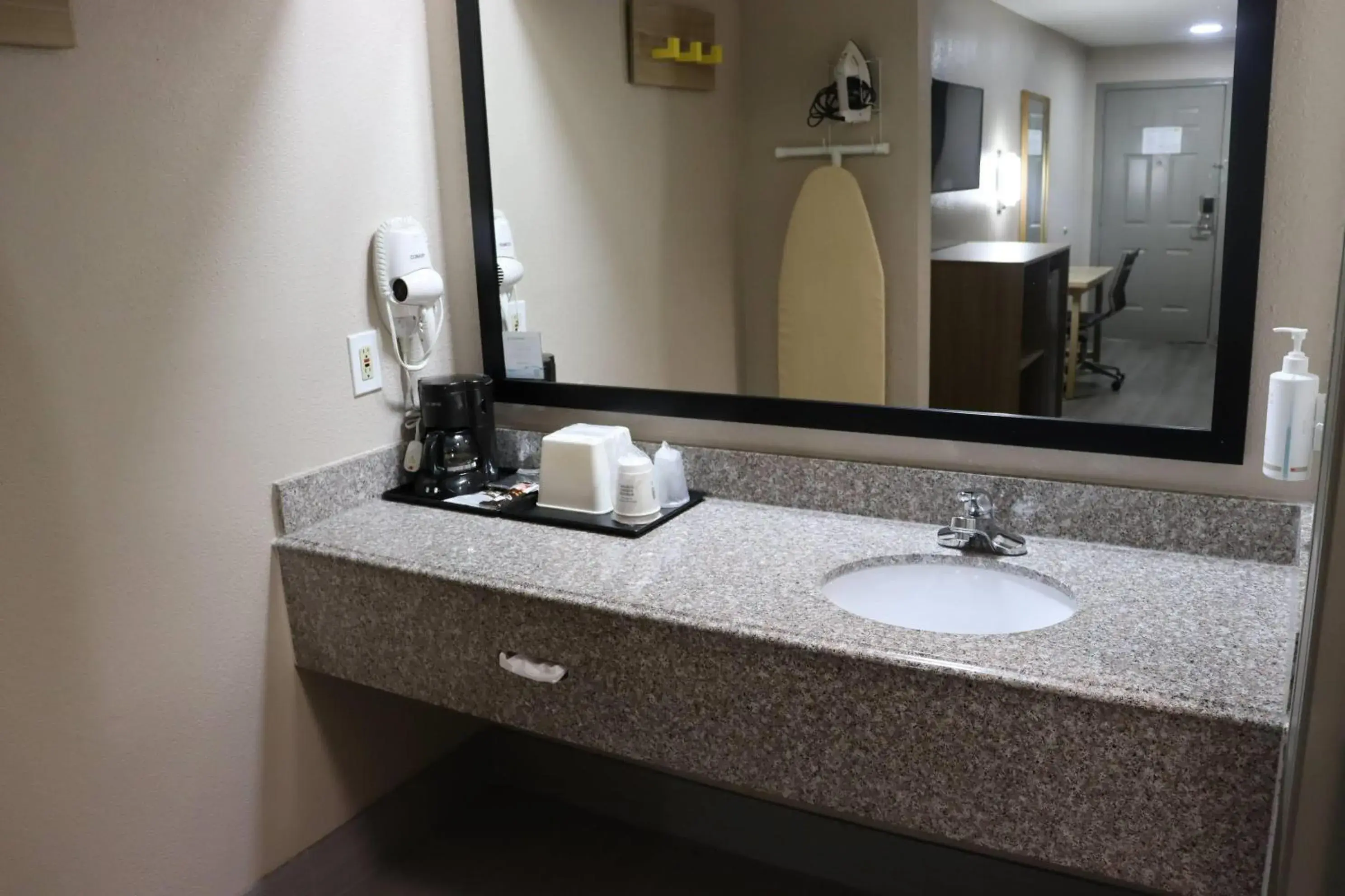 King Room - Disability Access - Smoking in Super 8 by Wyndham Cabot King Room - Disability Access - Smoking in Super 8 by Wyndham Cabot