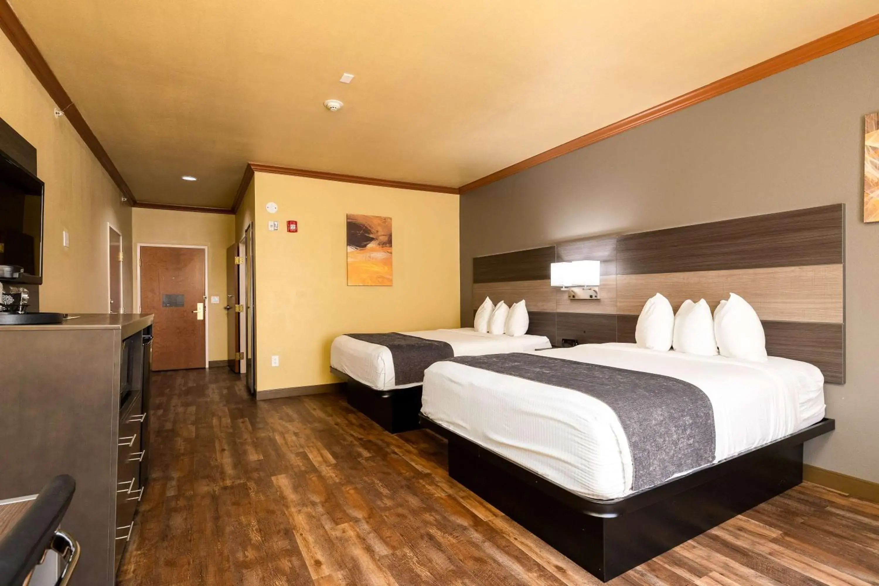 Queen Room with Two Queen Beds and Roll-In Shower- Mobility Access/Non-Smoking in Best Western Plus Portland Queen Room with Two Queen Beds and Roll-In Shower- Mobility Access/Non-Smoking in Best Western Plus Portland
