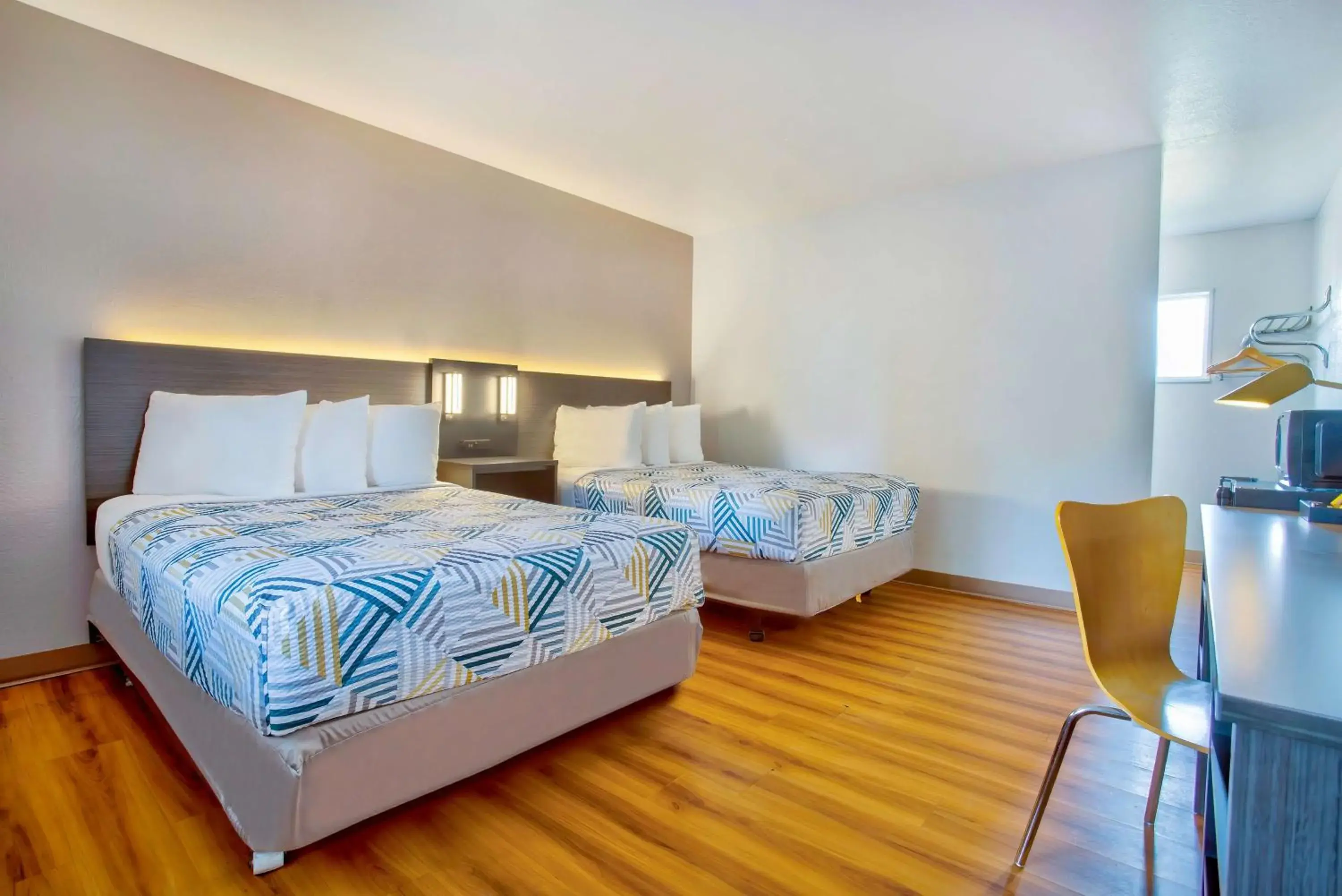 Deluxe Quadruple Room - Non-Smoking in Motel 6-Salem, OR - Expo Center Deluxe Quadruple Room - Non-Smoking in Motel 6-Salem, OR - Expo Center