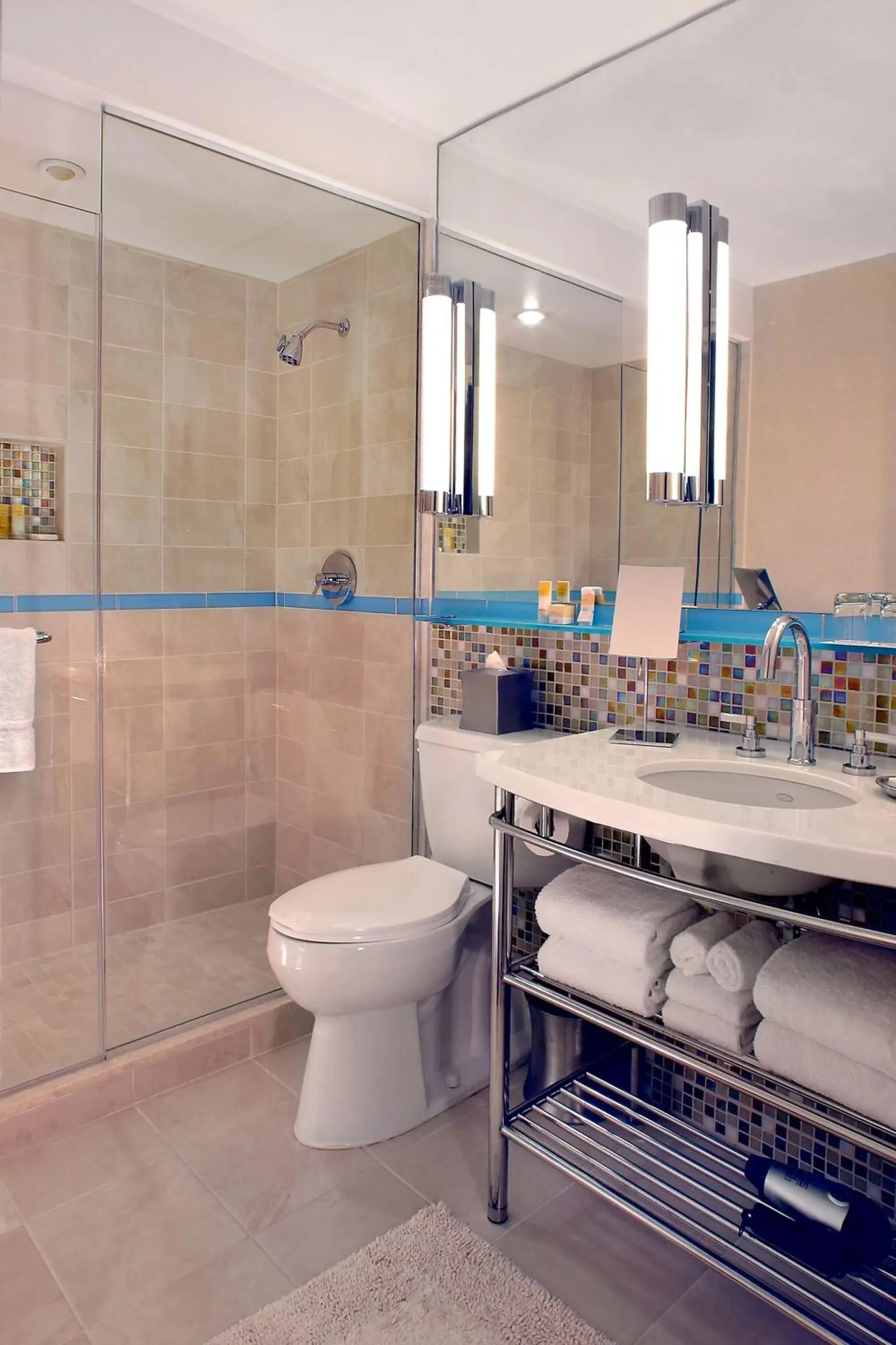 Queen Room with Harbor View - High Floor in Hyatt Regency Baltimore Queen Room with Harbor View - High Floor in Hyatt Regency Baltimore