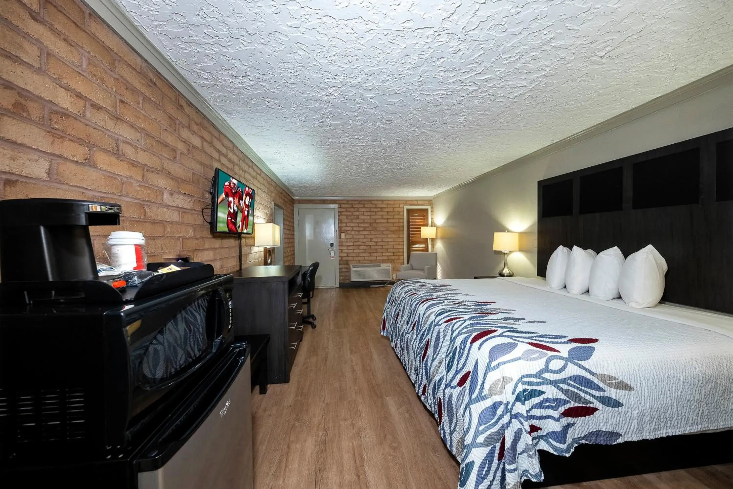 Superior King Room Smoke Free in Red Roof Inn Monroe Superior King Room Smoke Free in Red Roof Inn Monroe