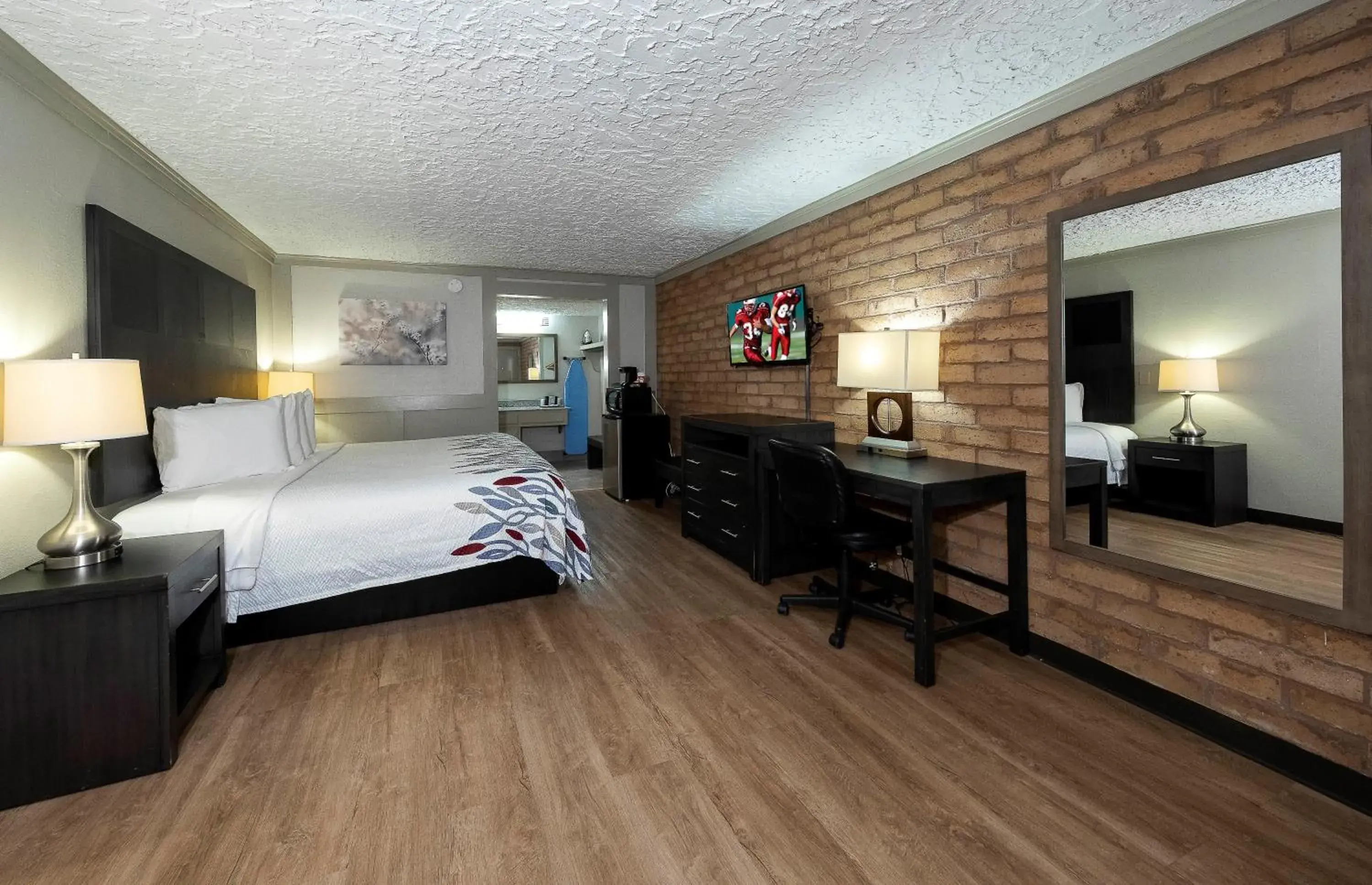 Superior King Room Disability Access Smoke Free in Red Roof Inn Monroe Superior King Room Disability Access Smoke Free in Red Roof Inn Monroe