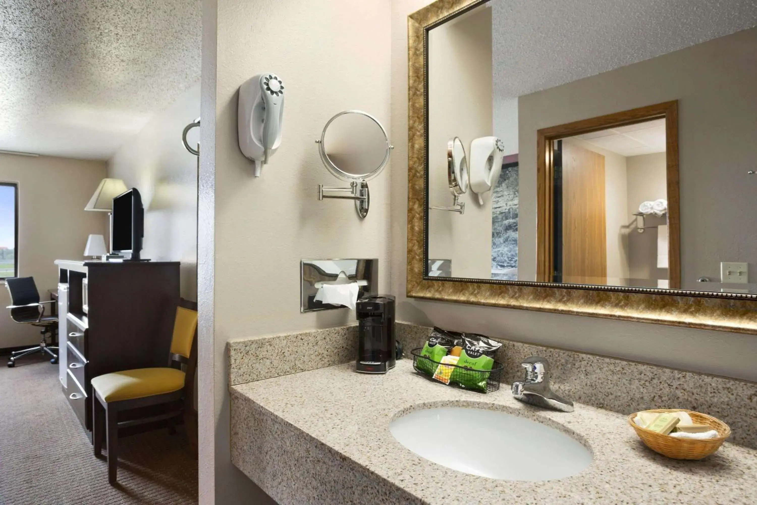 Deluxe Queen Room with Two Queen Beds - Non-Smoking in Super 8 by Wyndham Cameron Deluxe Queen Room with Two Queen Beds - Non-Smoking in Super 8 by Wyndham Cameron