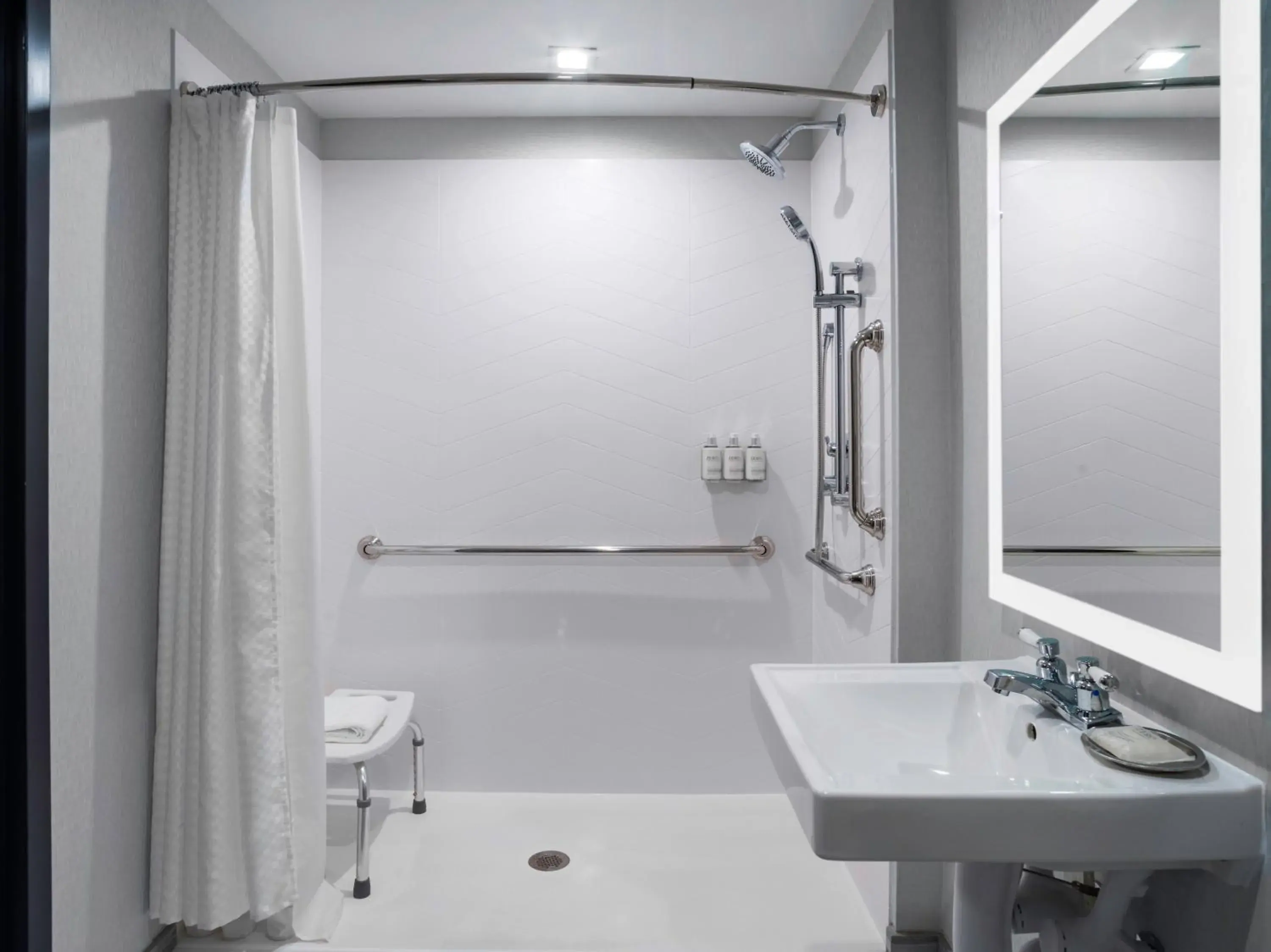 King Room with Hearing Accessible Roll In Shower - Non-Smoking in voco Niagara Falls - The Cadence by IHG King Room with Hearing Accessible Roll In Shower - Non-Smoking in voco Niagara Falls - The Cadence by IHG