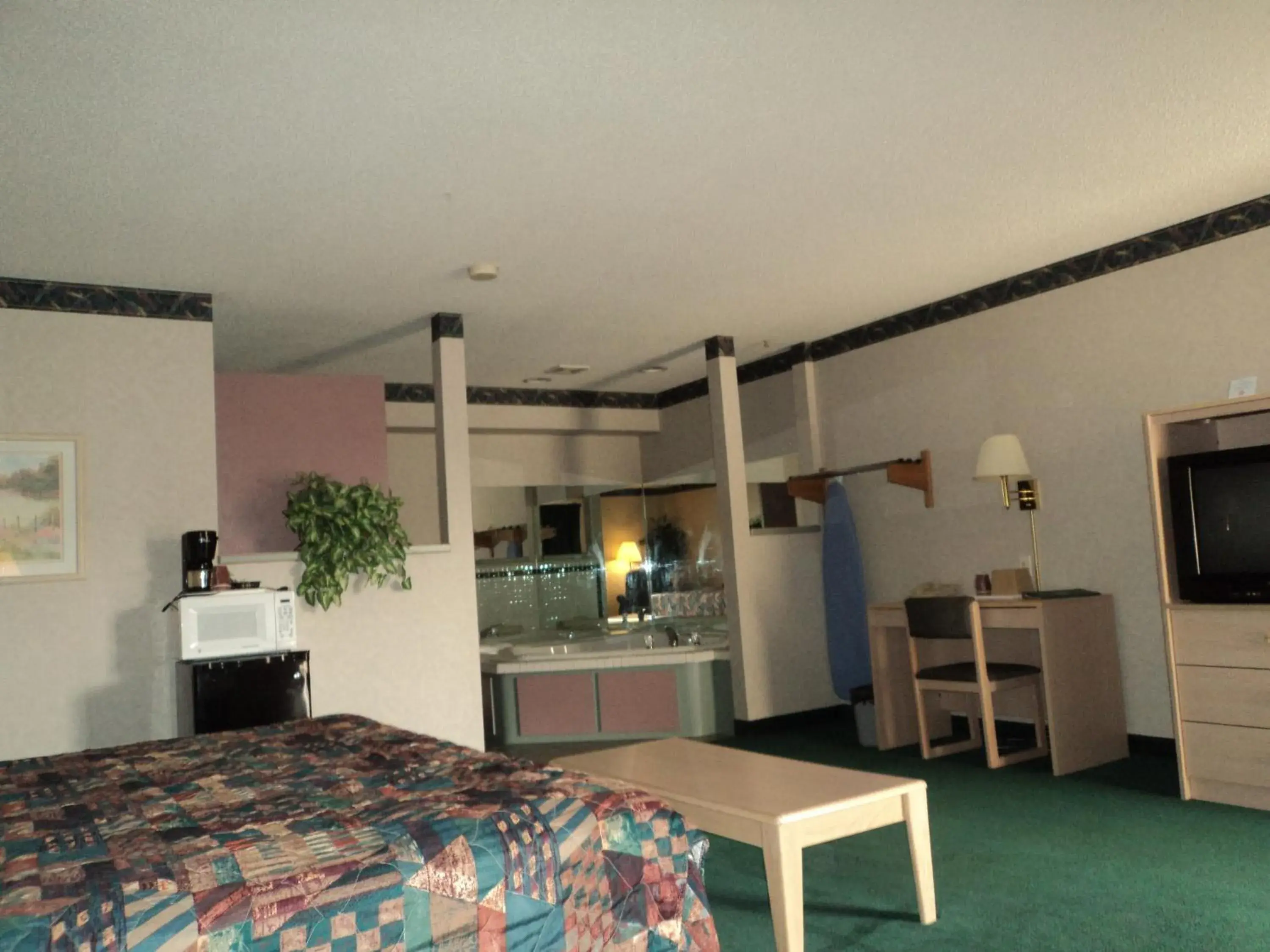 Deluxe King Suite in Knights Inn Ottawa Deluxe King Suite in Knights Inn Ottawa