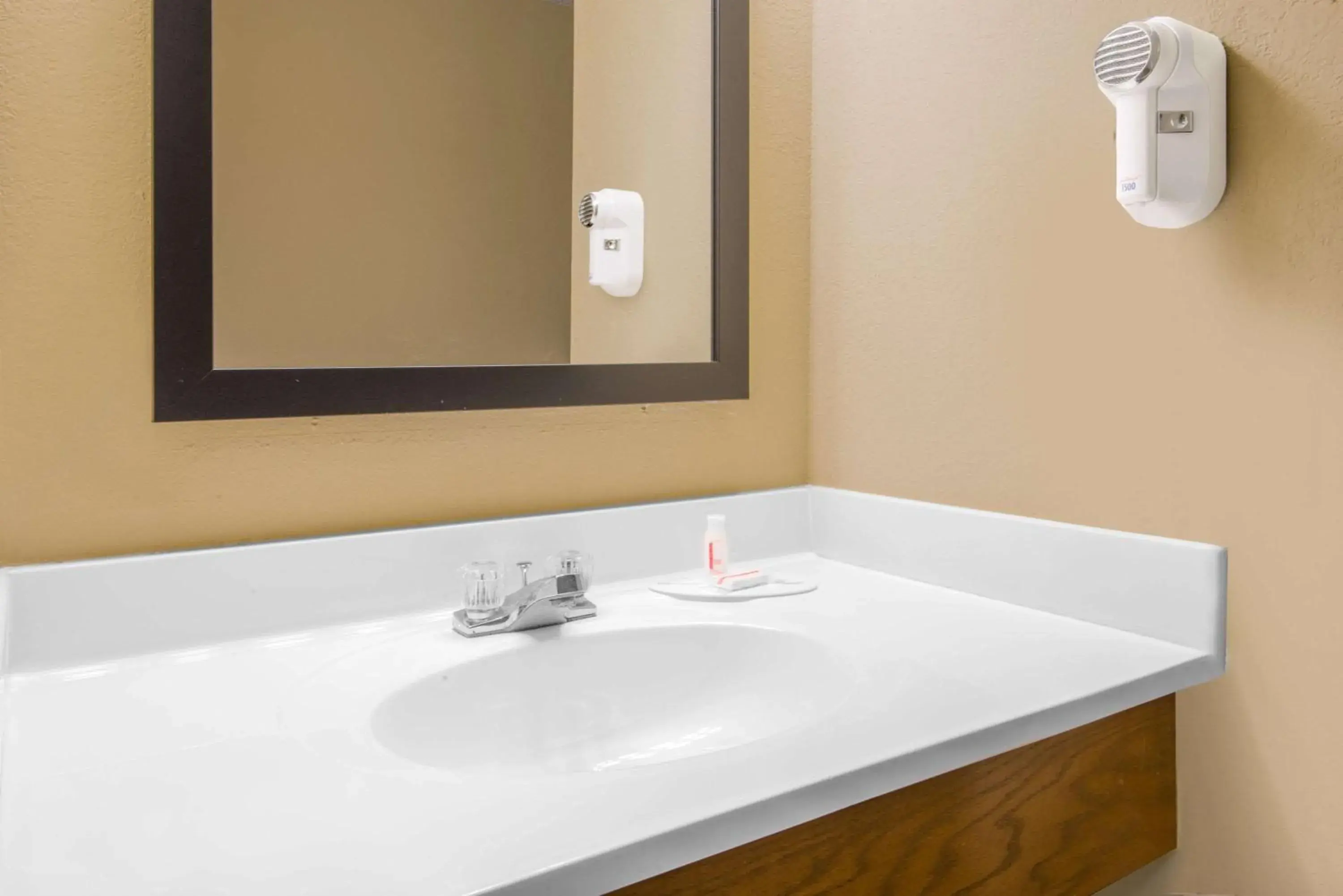 Deluxe King Room - Smoking in Super 8 by Wyndham Story City Deluxe King Room - Smoking in Super 8 by Wyndham Story City