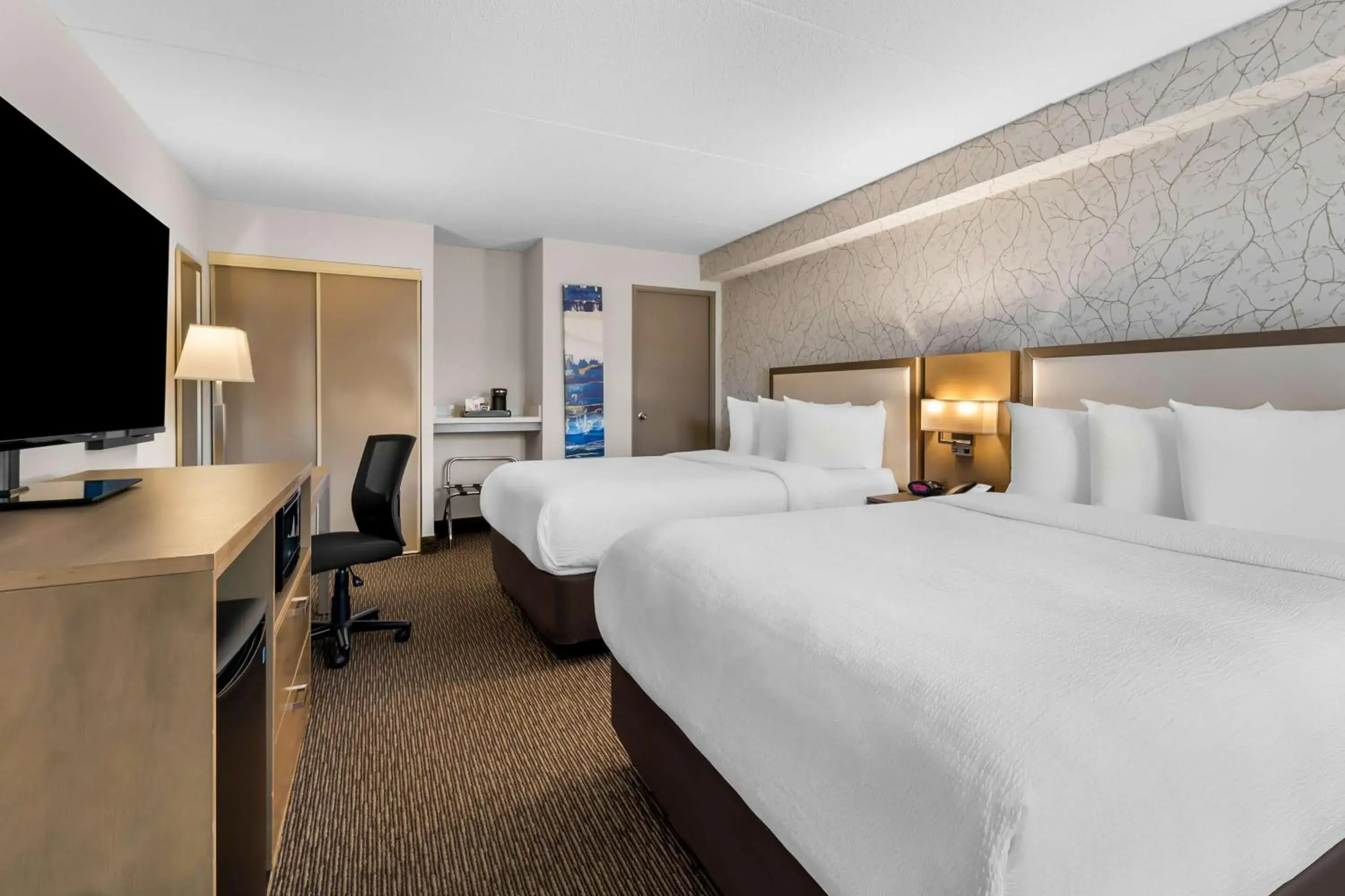 Queen Room with Two Queen Beds in Best Western Halton Hills Queen Room with Two Queen Beds in Best Western Halton Hills