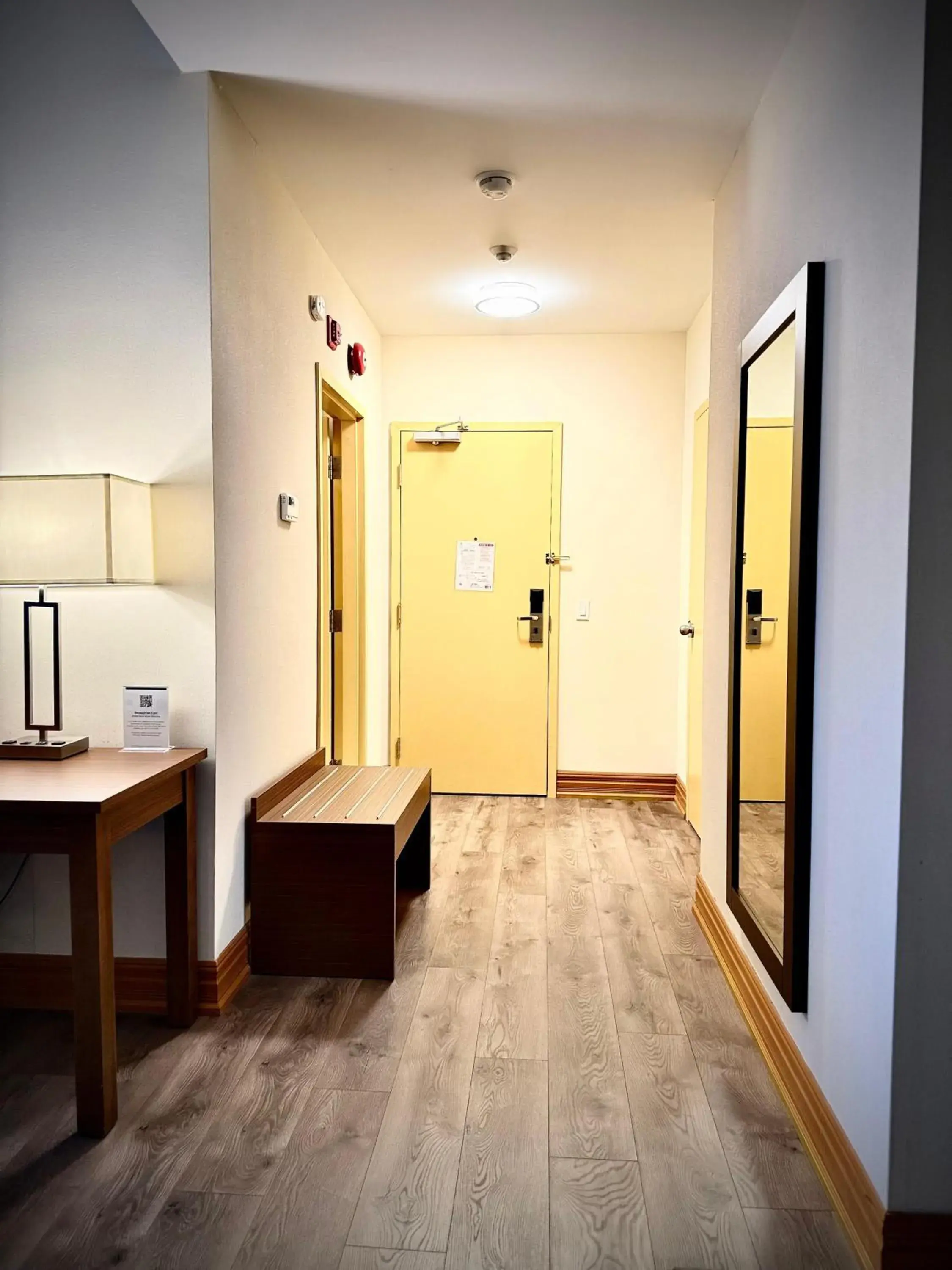 Queen Room in SureStay Plus Hotel by Best Western Kincardine Queen Room in SureStay Plus Hotel by Best Western Kincardine