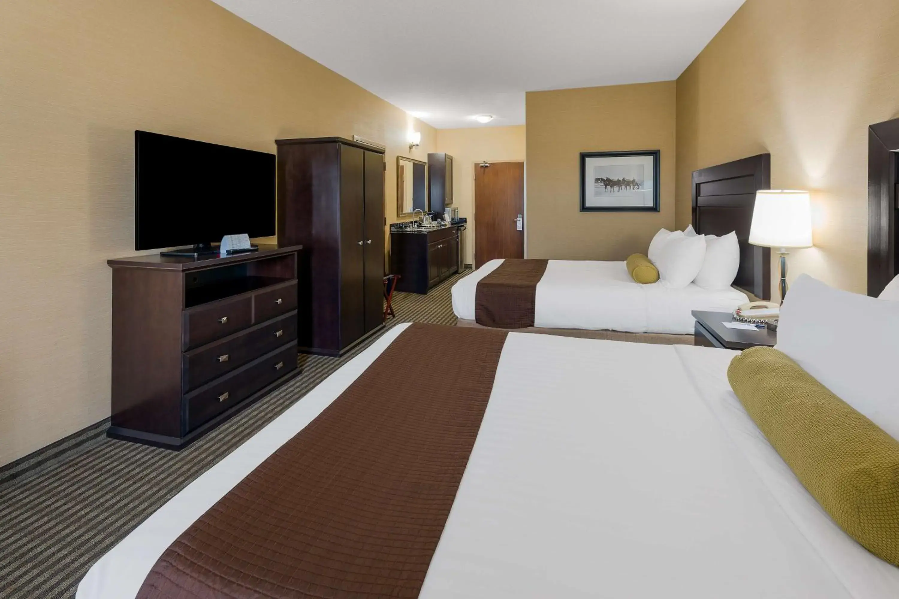 Queen Room with Two Queen Beds - Pet Friendly in Best Western Sunrise Inn & Suites Queen Room with Two Queen Beds - Pet Friendly in Best Western Sunrise Inn & Suites