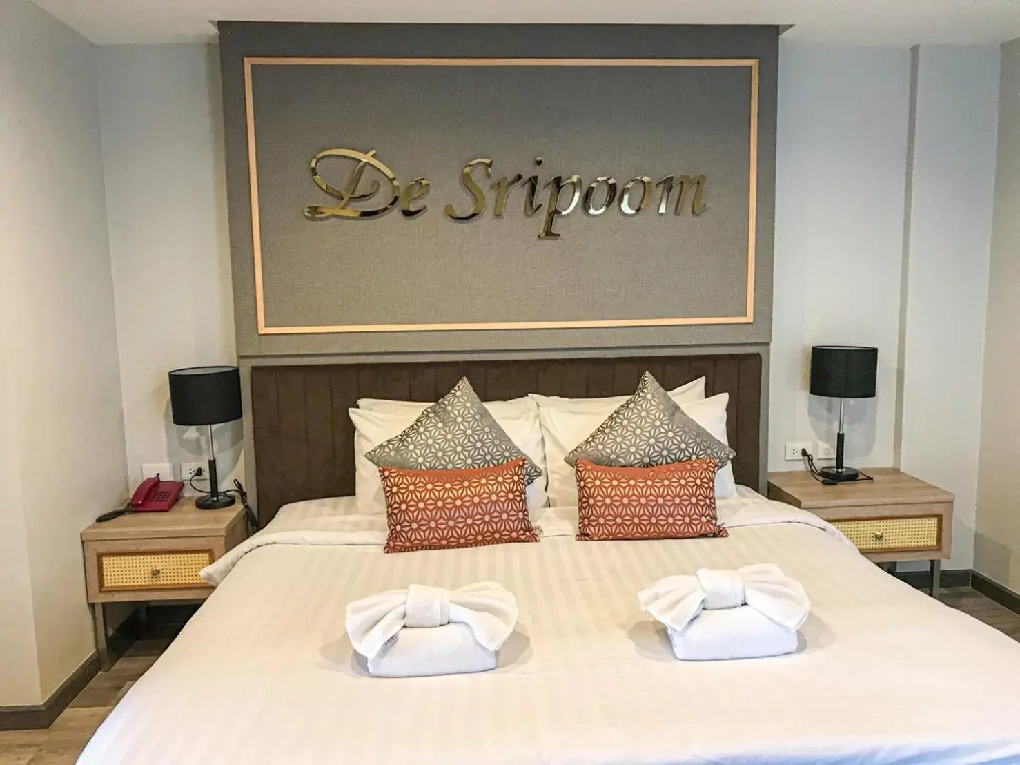 Deluxe Double Room with Bath in Hotel De Sripoom Deluxe Double Room with Bath in Hotel De Sripoom