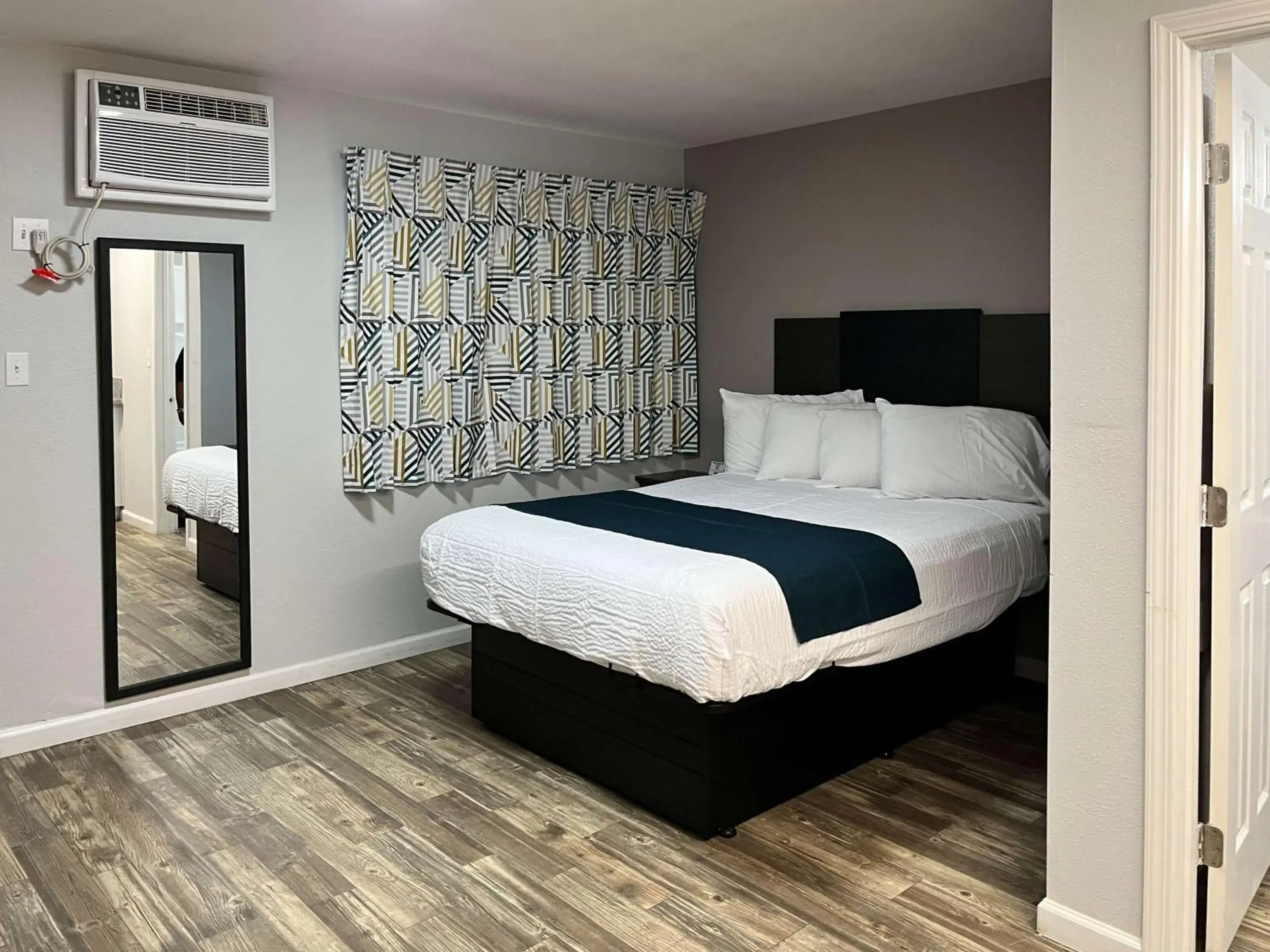 Deluxe Queen Suite - Non-Smoking in Motel 6 Las Vegas NV Downtown Fremont St Deluxe Queen Suite - Non-Smoking in Motel 6 Las Vegas NV Downtown Fremont St