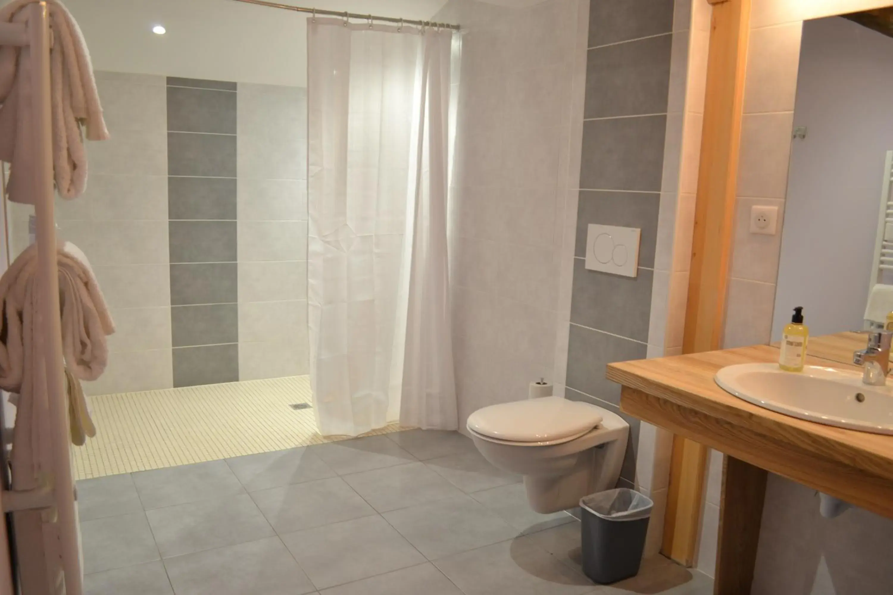 Deluxe Twin Room in LES GALAINES Deluxe Twin Room in LES GALAINES