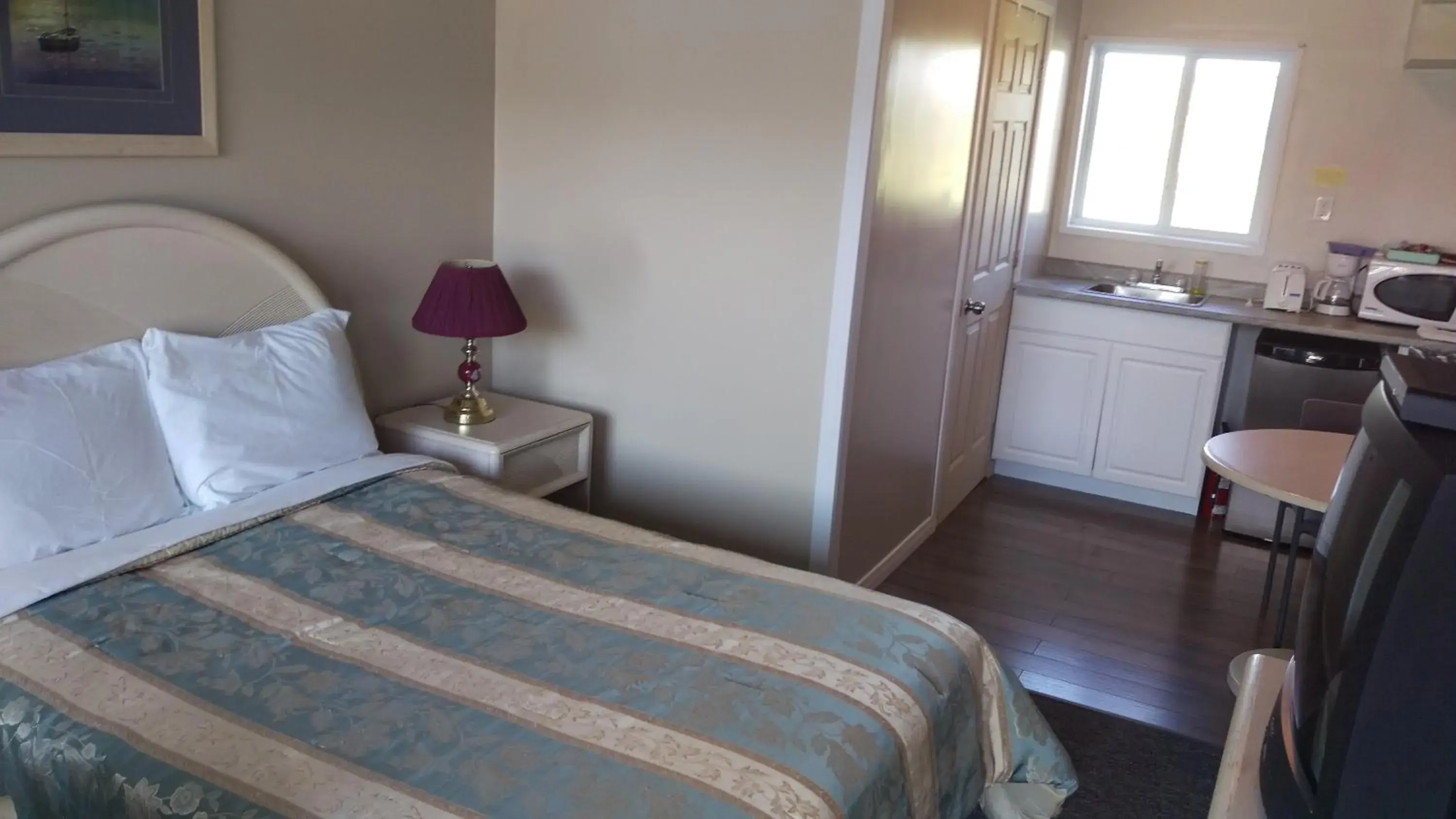 Double Room with Kitchenette in Bay Lake Inn - Frontiersman Motel Double Room with Kitchenette in Bay Lake Inn - Frontiersman Motel