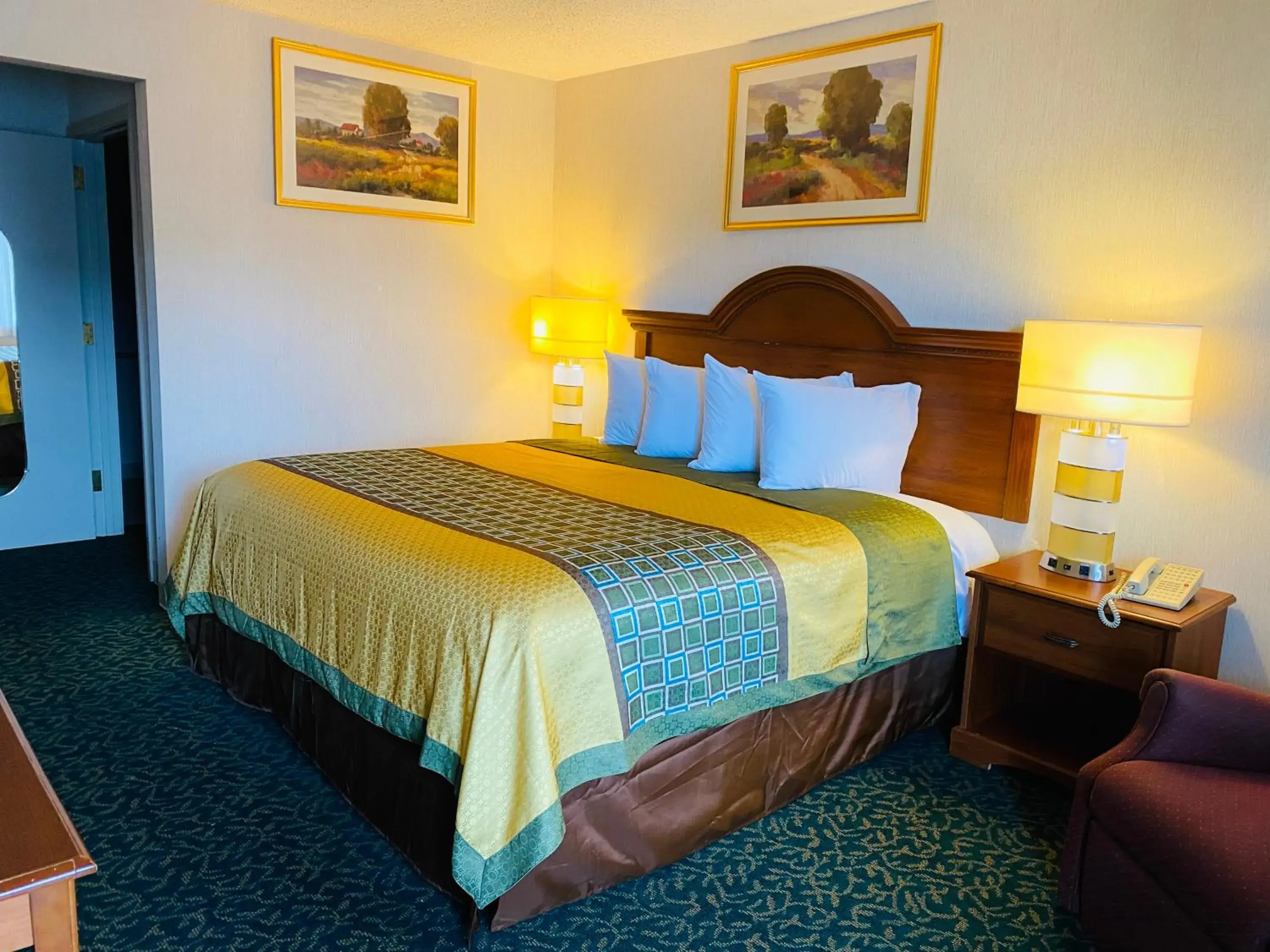 King Room - Non-Smoking in Harrisonville Inn & Suites King Room - Non-Smoking in Harrisonville Inn & Suites