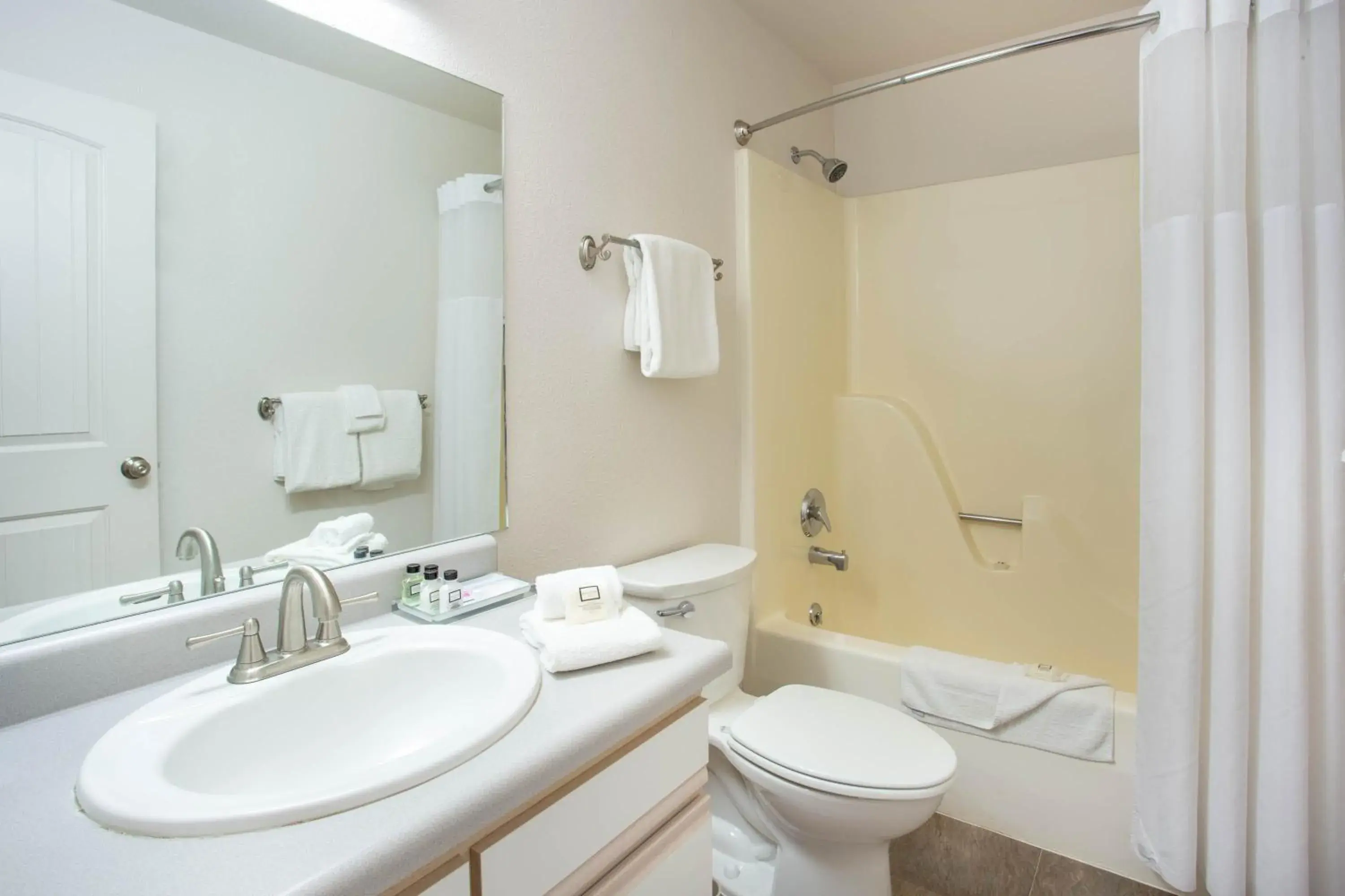 Deluxe Queen Suite - Non-Smoking in Travelodge by Wyndham Gardiner Yellowstone Park North Entr Deluxe Queen Suite - Non-Smoking in Travelodge by Wyndham Gardiner Yellowstone Park North Entr