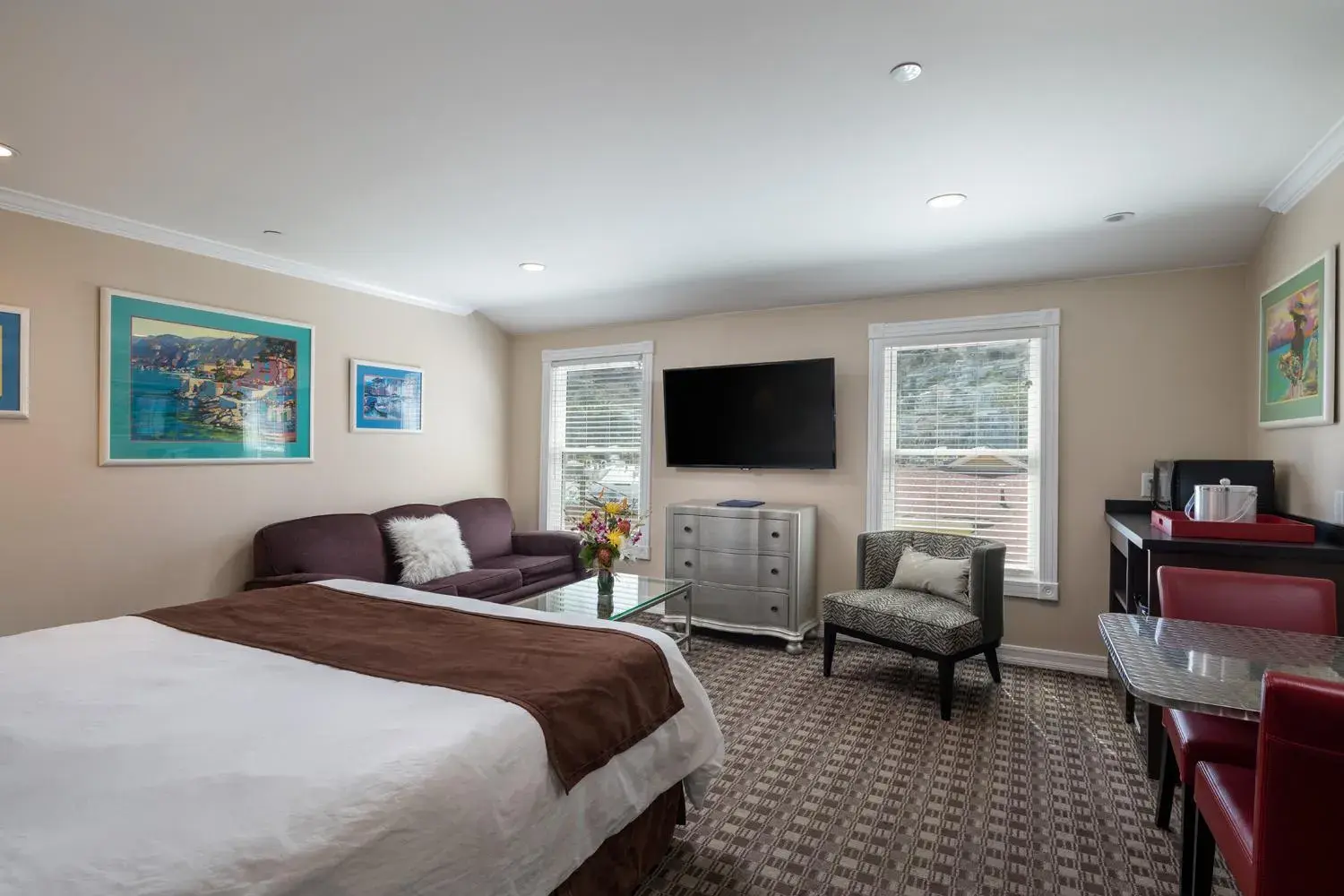 King Suite in Glenmore Plaza Hotel King Suite in Glenmore Plaza Hotel