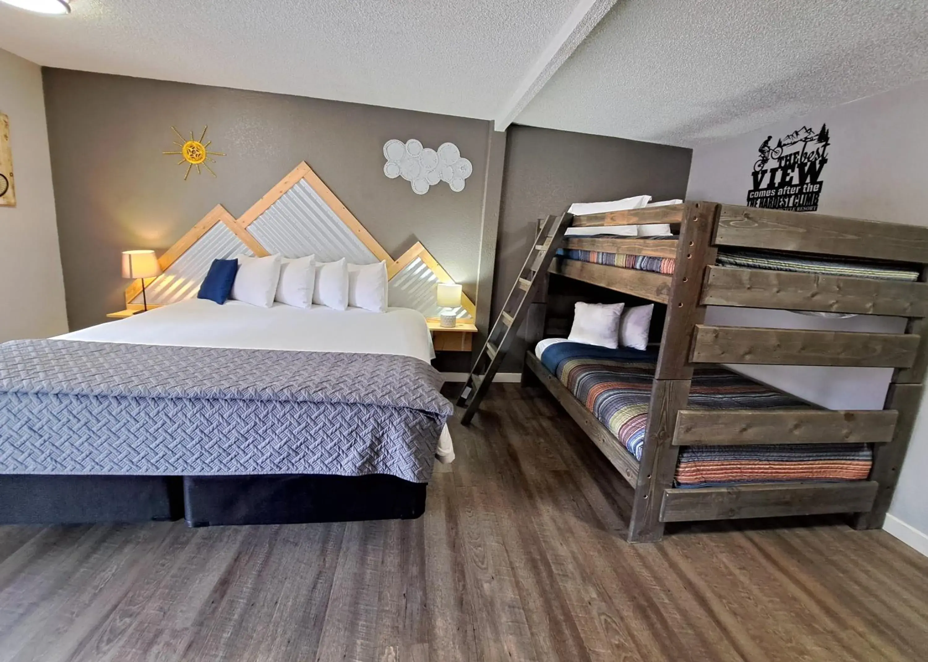 Family Room in Buffalo Lodge Bicycle Resort - Amazing access to local trails & the Garden Family Room in Buffalo Lodge Bicycle Resort - Amazing access to local trails & the Garden