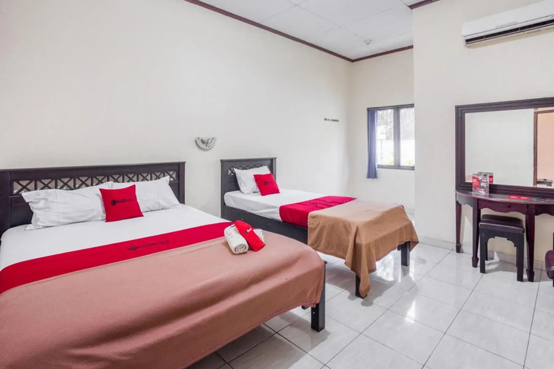 Family Room in RedDoorz near XT Square 2 Family Room in RedDoorz near XT Square 2