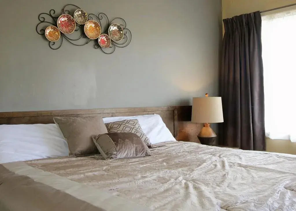 Deluxe King Room in Coastal Inn - Kingfisher Deluxe King Room in Coastal Inn - Kingfisher