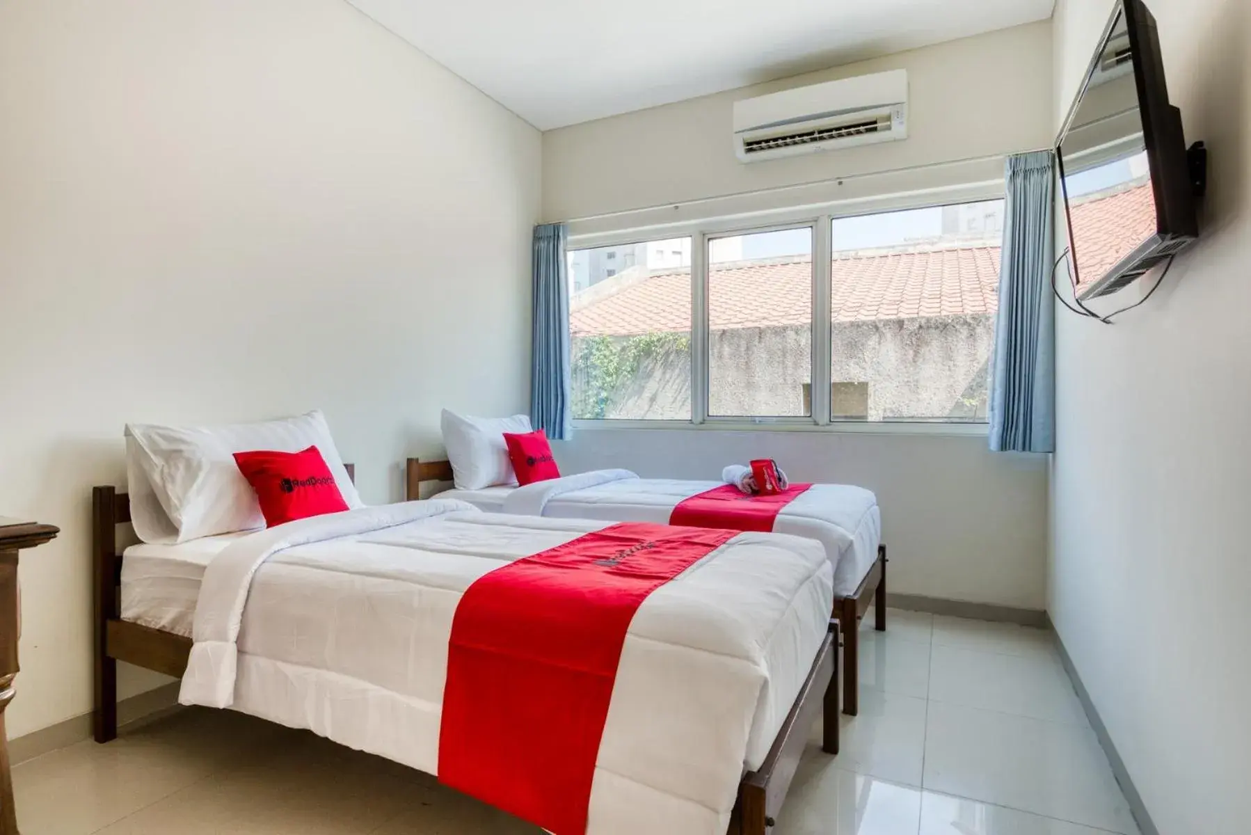 Twin Room in RedDoorz near Ciputra World 3 Twin Room in RedDoorz near Ciputra World 3