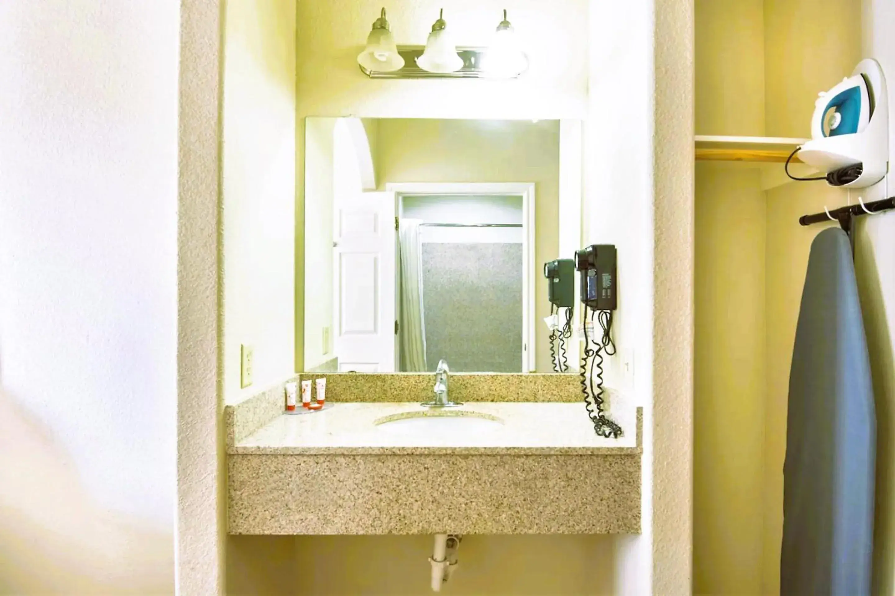 Premium King Bed with Pull Out in OYO Townhouse Clute Lake Jackson Premium King Bed with Pull Out in OYO Townhouse Clute Lake Jackson