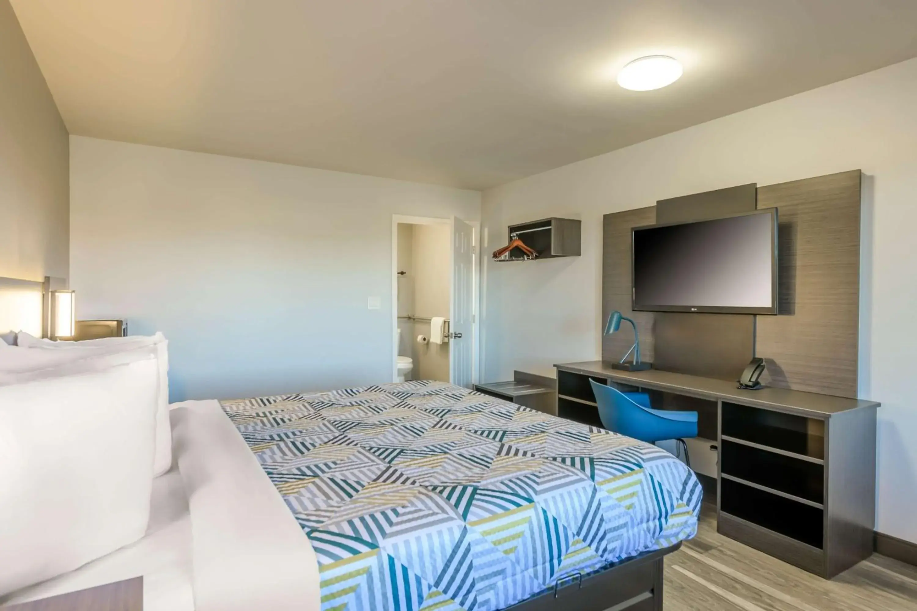 Deluxe King Room - single occupancy - Non-Smoking in Motel 6-Commerce, GA Deluxe King Room - single occupancy - Non-Smoking in Motel 6-Commerce, GA