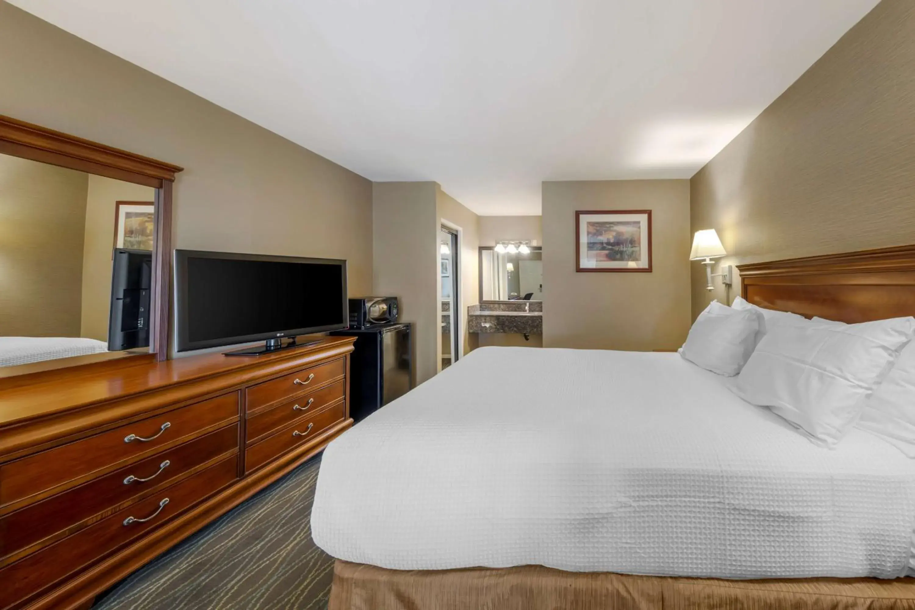 Queen Room with Roll-in Shower - single occupancy - Non-Smoking/Disability Access in Best Western La Posada Motel Queen Room with Roll-in Shower - single occupancy - Non-Smoking/Disability Access in Best Western La Posada Motel