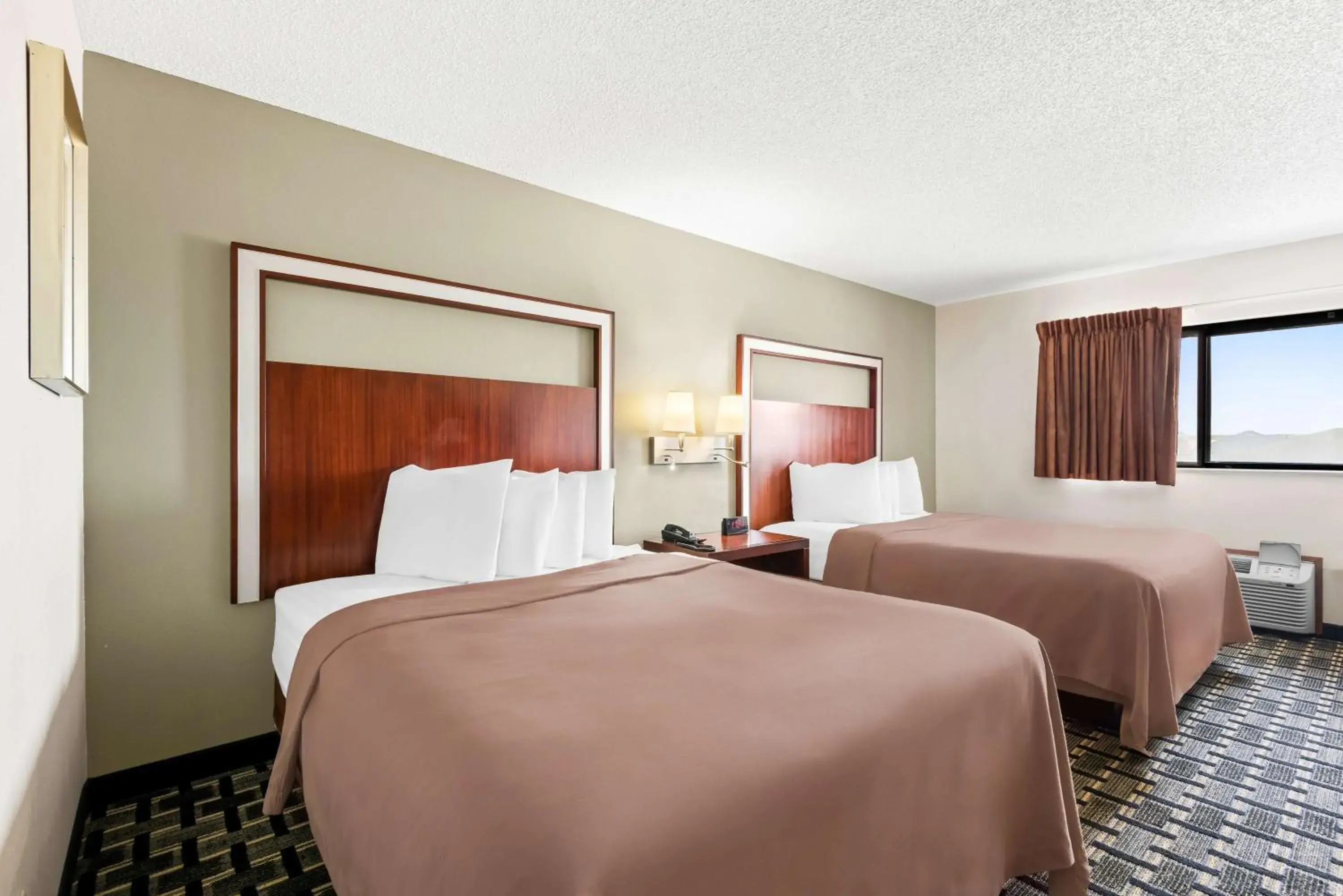 Queen Room with Two Queen Beds in SureStay Hotel by Best Western Manchester Queen Room with Two Queen Beds in SureStay Hotel by Best Western Manchester