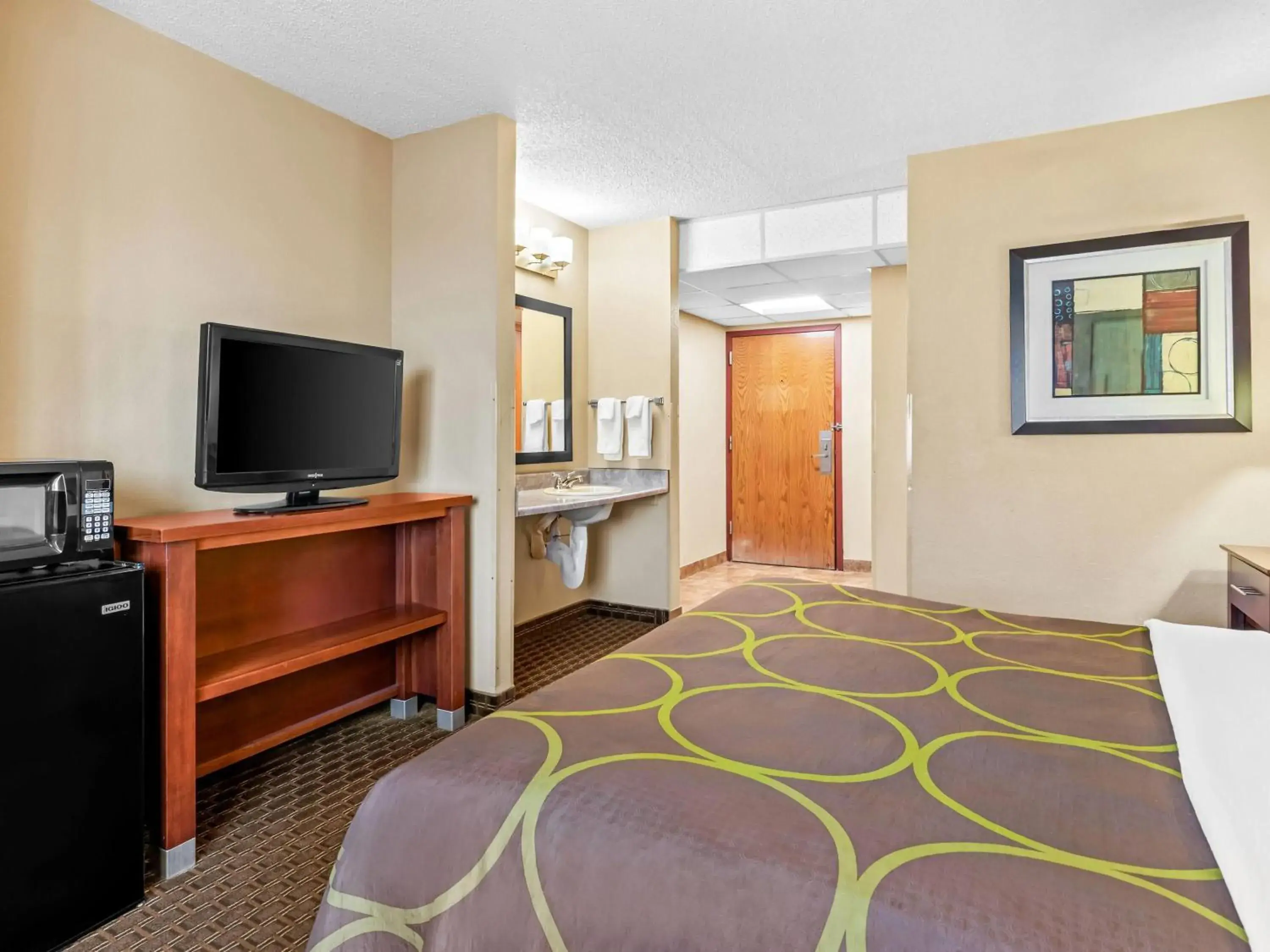 King Room with Mobility Access and Bathtub with Grab Bars, Non-Smoking in Super 8 by Wyndham Sturtevant Racine King Room with Mobility Access and Bathtub with Grab Bars, Non-Smoking in Super 8 by Wyndham Sturtevant Racine