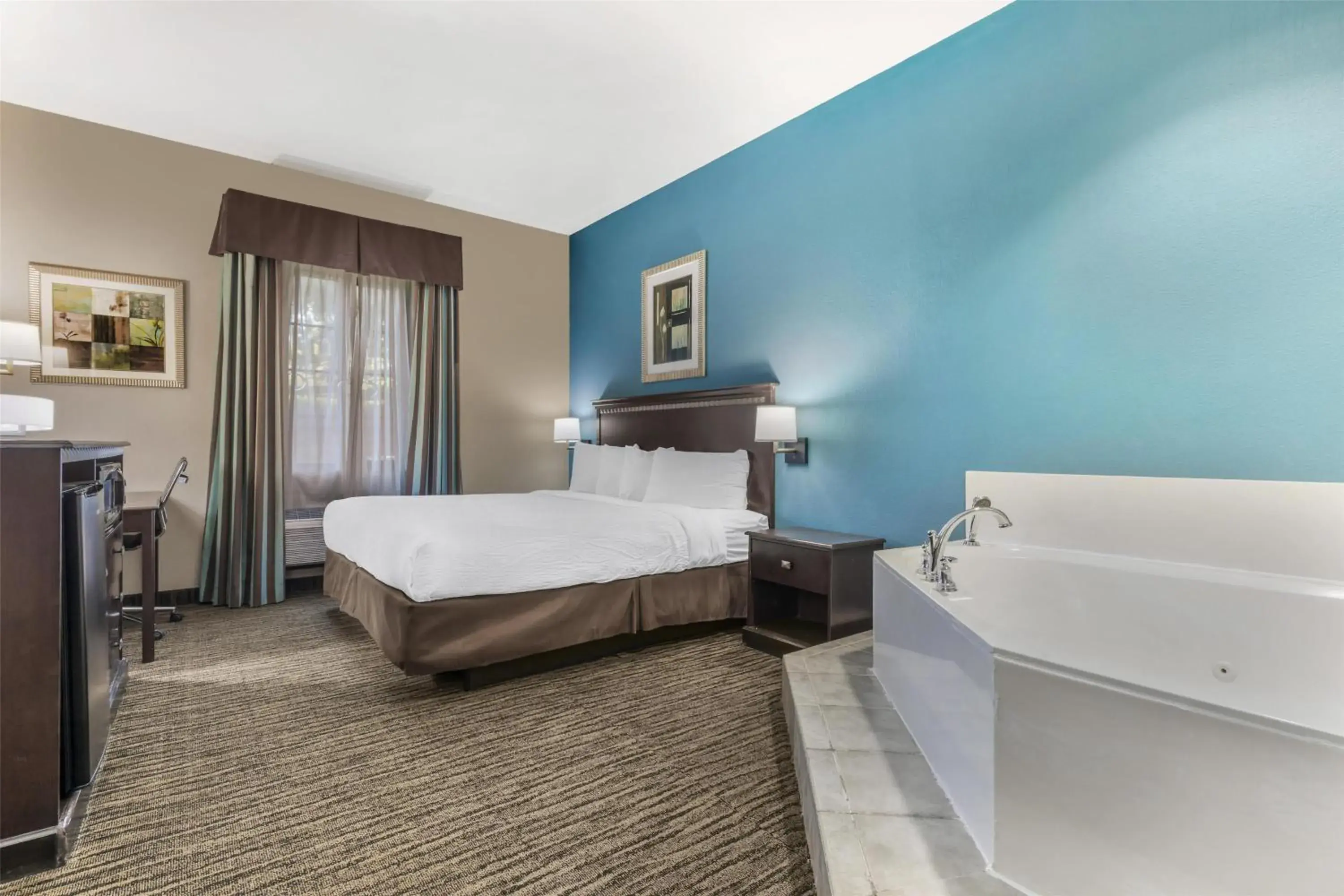 King Suite with Roll-In Shower and Spa Bath - Disability/Non-Smoking in Best Western Mineola Inn King Suite with Roll-In Shower and Spa Bath - Disability/Non-Smoking in Best Western Mineola Inn