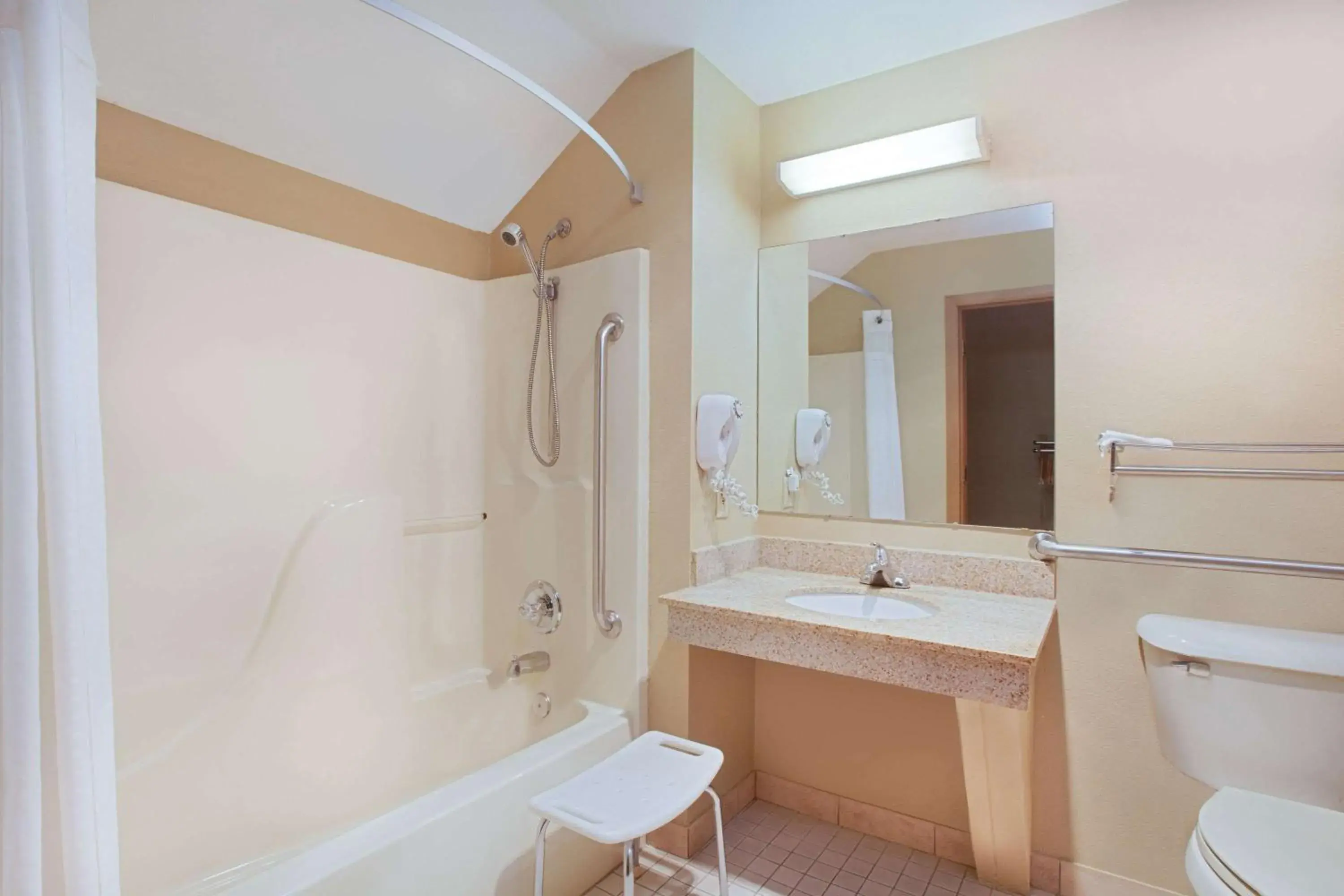 King Room - Mobility Access/Smoking in Super 8 by Wyndham Defiance King Room - Mobility Access/Smoking in Super 8 by Wyndham Defiance