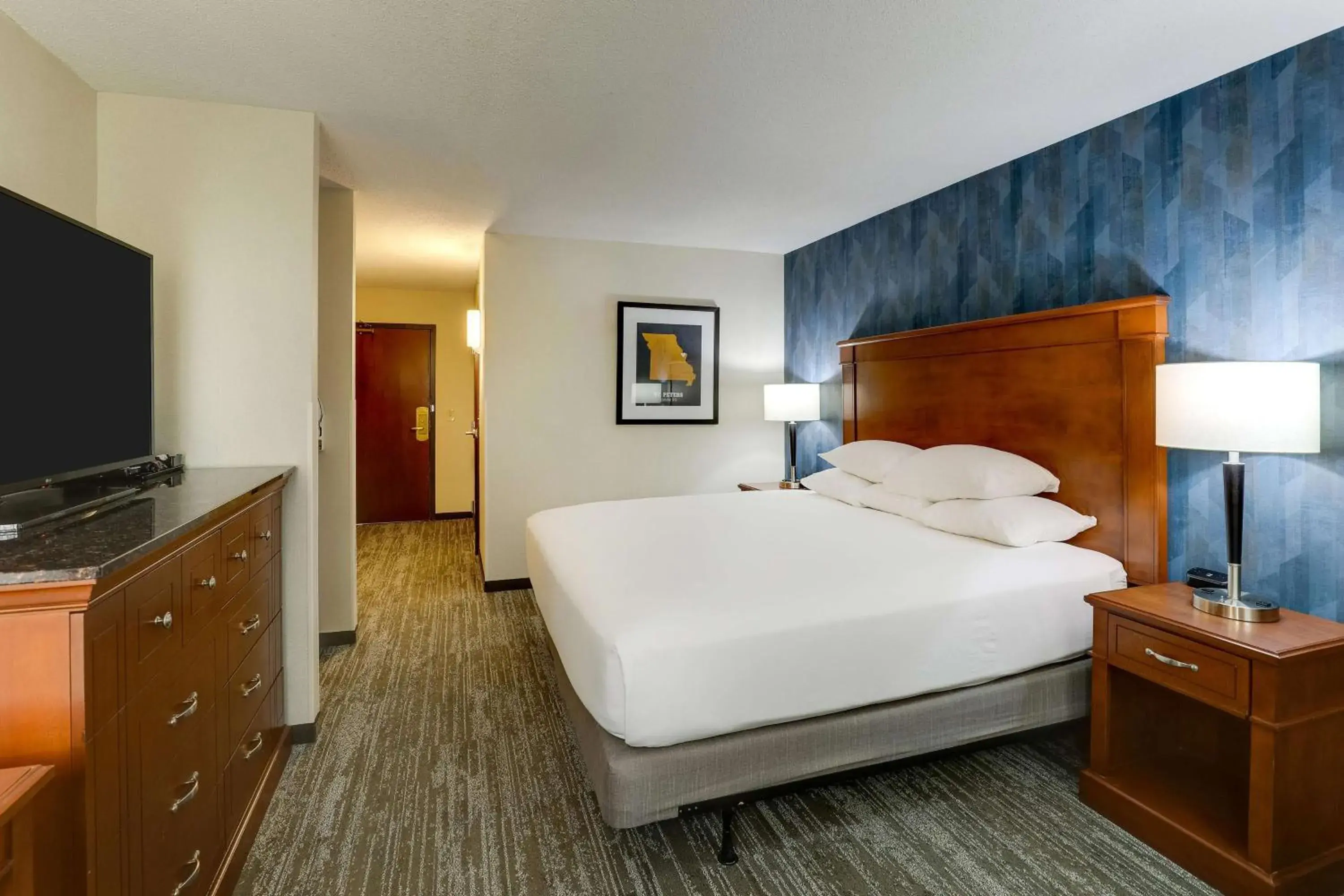 Deluxe King Room - Accessible, Tub in Drury Inn & Suites St. Louis St. Peters Deluxe King Room - Accessible, Tub in Drury Inn & Suites St. Louis St. Peters